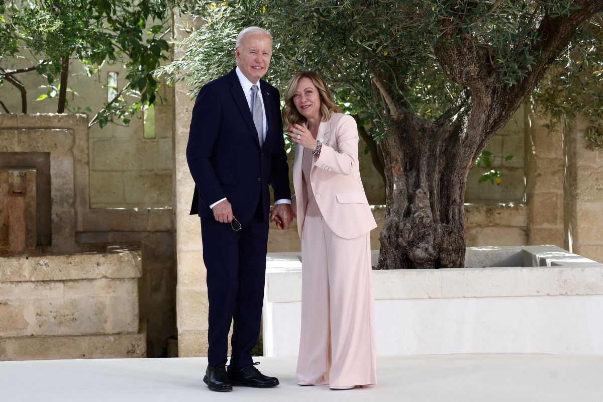 G7: Ο άκυρος χαιρετισμός του Τζο Μπάιντεν στη Τζόρτζια Μελόνι κατά την άφιξή του στη σύνοδο κορυφής