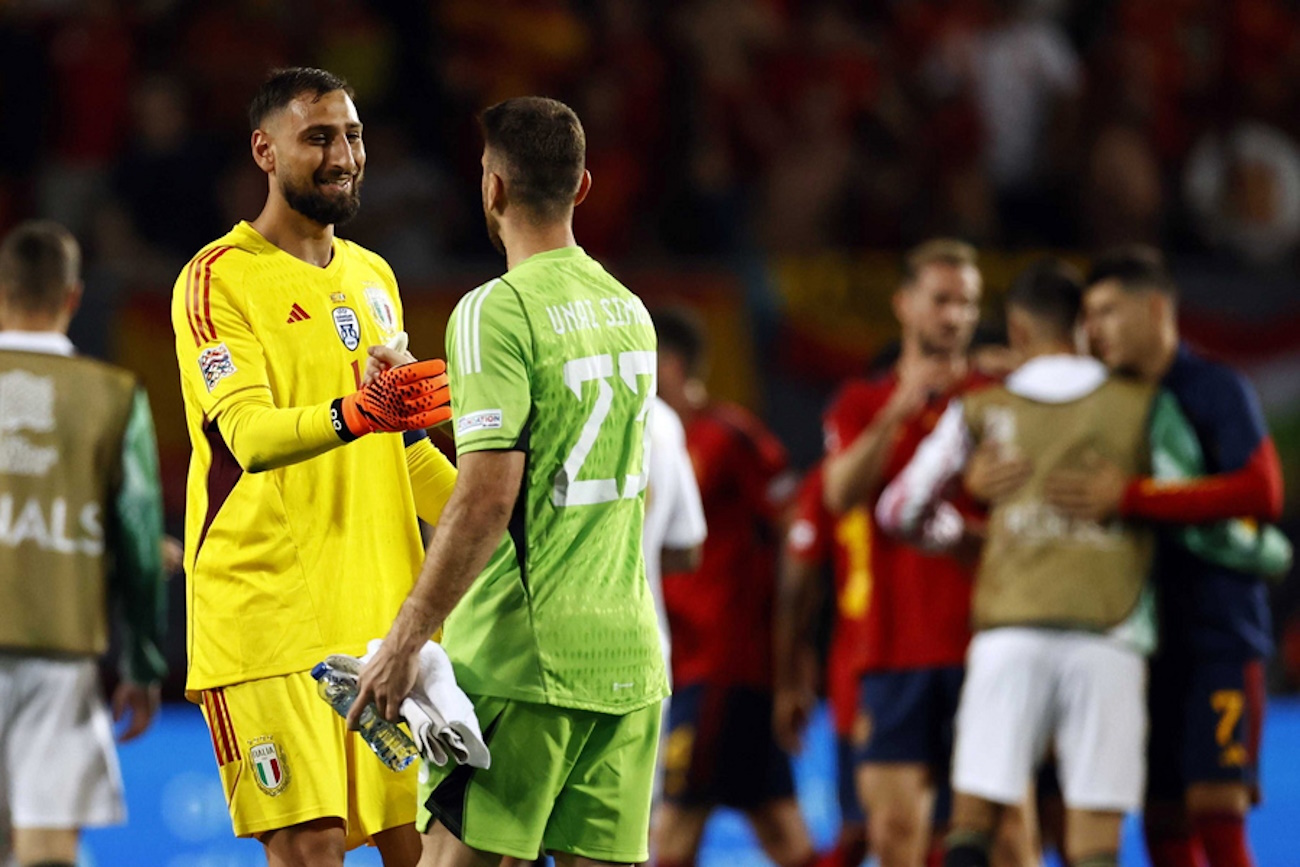 epa10693821 (lr) Italy goalkeeper Gianluigi Donnarumma, Spain goalkeeper Unai Simon after the UEFA Nations League semi-final match between Spain and Italy at Stadion De Grolsch Veste in Enschede, Netherlands, 15 June 2023.  EPA