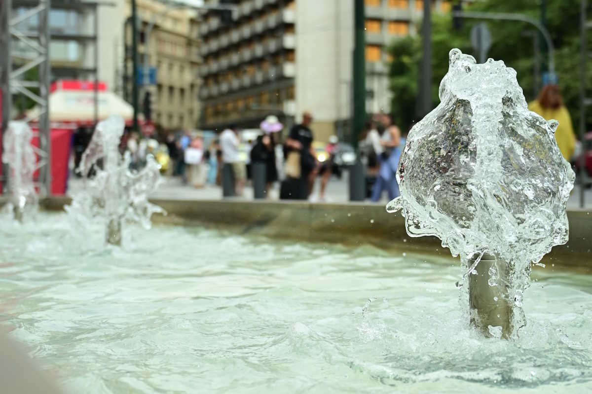 Στιγμιότυπο από το κέντρο της Αθήνας, Δευτέρα 3 Ιουνίου 2024. Σε κλοιό ζέστης βρίσκεται η Αθήνα, με την θερμοκρασία να ανεβαίνει απότομα για τα δεδομένα της εποχής.  
(ΚΩΣΤΑΣ ΤΖΟΥΜΑΣ