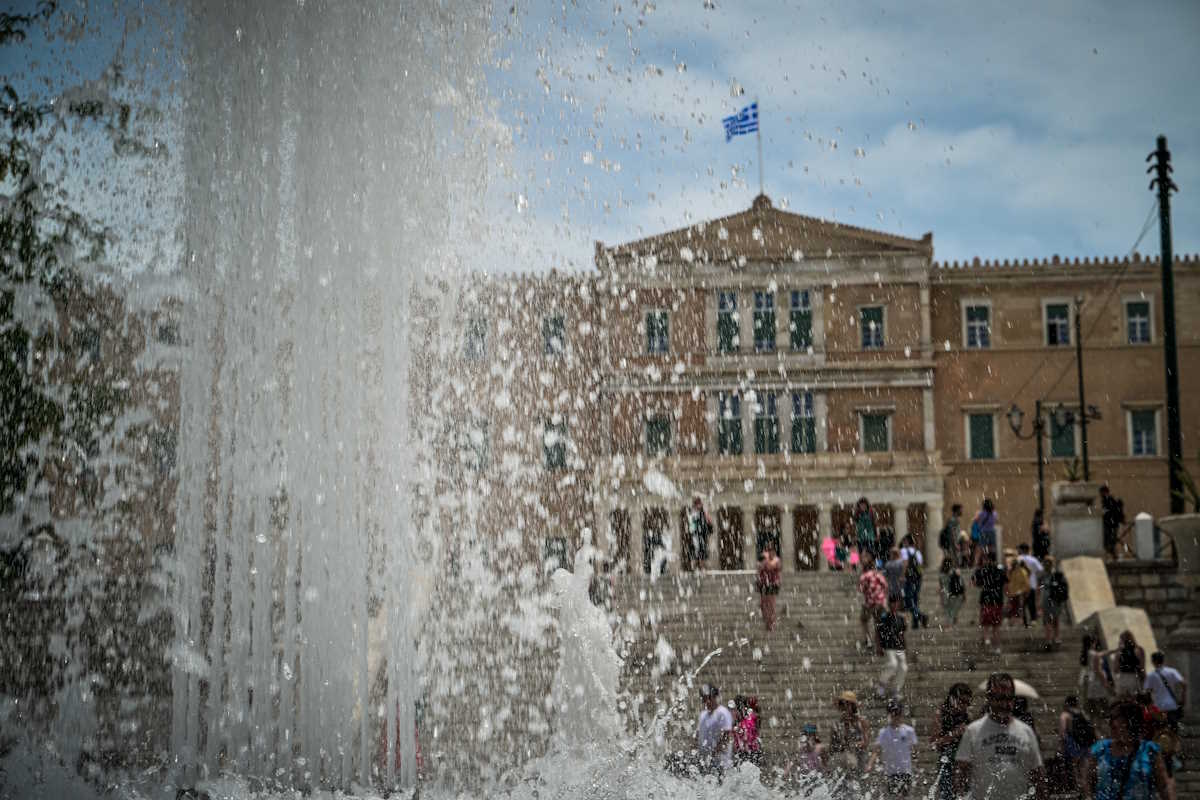 Στιγμιότυπο από την Πλατεία Συντάγματος, στο κέντρο της Αθήνας, Τρίτη 11 Ιουνίου 2024. Έκτακτο δελτίο καιρού εξέδωσε η ΕΜΥ σύμφωνα με το οποίο το εκτεταμένο πεδίο υψηλών πιέσεων που καλύπτει τις ακτές της Αφρικής και την Κεντρική Μεσόγειο και συνοδεύεται από πολύ θερμές αέριες μάζες επεκτείνεται σταδιακά ανατολικότερα και θα προκαλέσει στη χώρα μας πολύ υψηλές θερμοκρασίες έως και την Παρασκευή 14