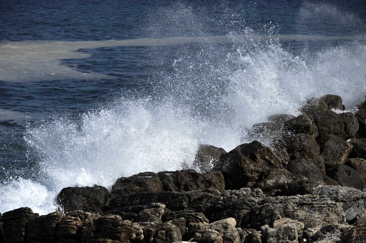 Κύματα σκάνε σε βράχια στον Κατηγιώργη του νοτίου Πηλίου. Ο Κατηγιώργης είναι ένας μικρός, γραφικός παραθαλάσσιος οικισμός με ένα μικρό φυσικό λιμανάκι, απέναντι ακριβώς από τις δυτικές ακτές της Σκιάθου. Βρίσκεται σε απόσταση 68 περίπου χιλ.από τον Βόλο. Είναι ένα από τα ομορφότερα ψαροχώρια του Πηλίου, όπου το γαλάζιο της θάλασσας και το πράσινο του βουνού συνυπάρχουν αρμονικά και η τουριστική ανάπτυξη συνεχώς μεγαλώνει.
(EUROKINISSI