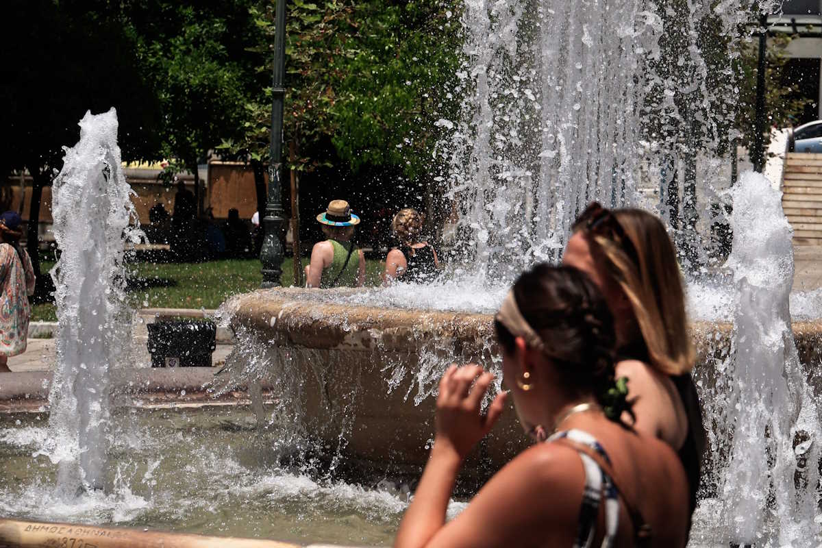 Στιγμιότυπο από το σιντριβάνι στην πλατεία Συντάγματος, Δευτέρα 17 Ιουνίου 2024. Η θερμοκρασία στο κέντρο της Αθήνας έφτασε τους 36 βαθμούς Κελσίου. 
(ΓΙΩΡΓΟΣ ΚΟΝΤΑΡΙΝΗΣ