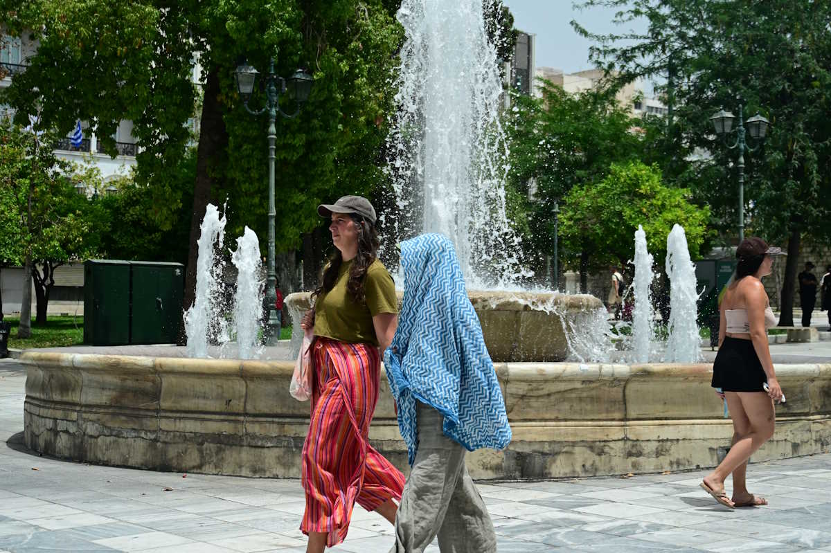 Στιγμιότυπο από το κέντρο της Αθήνας, Δευτέρα 10 Ιουνίου 2024. Η θερμοκρασία σημείωσε άνοδο φθάνοντας το μεσημέρι τους 37 βαθμούς Κελσίου.  
(ΚΩΣΤΑΣ ΤΖΟΥΜΑΣ