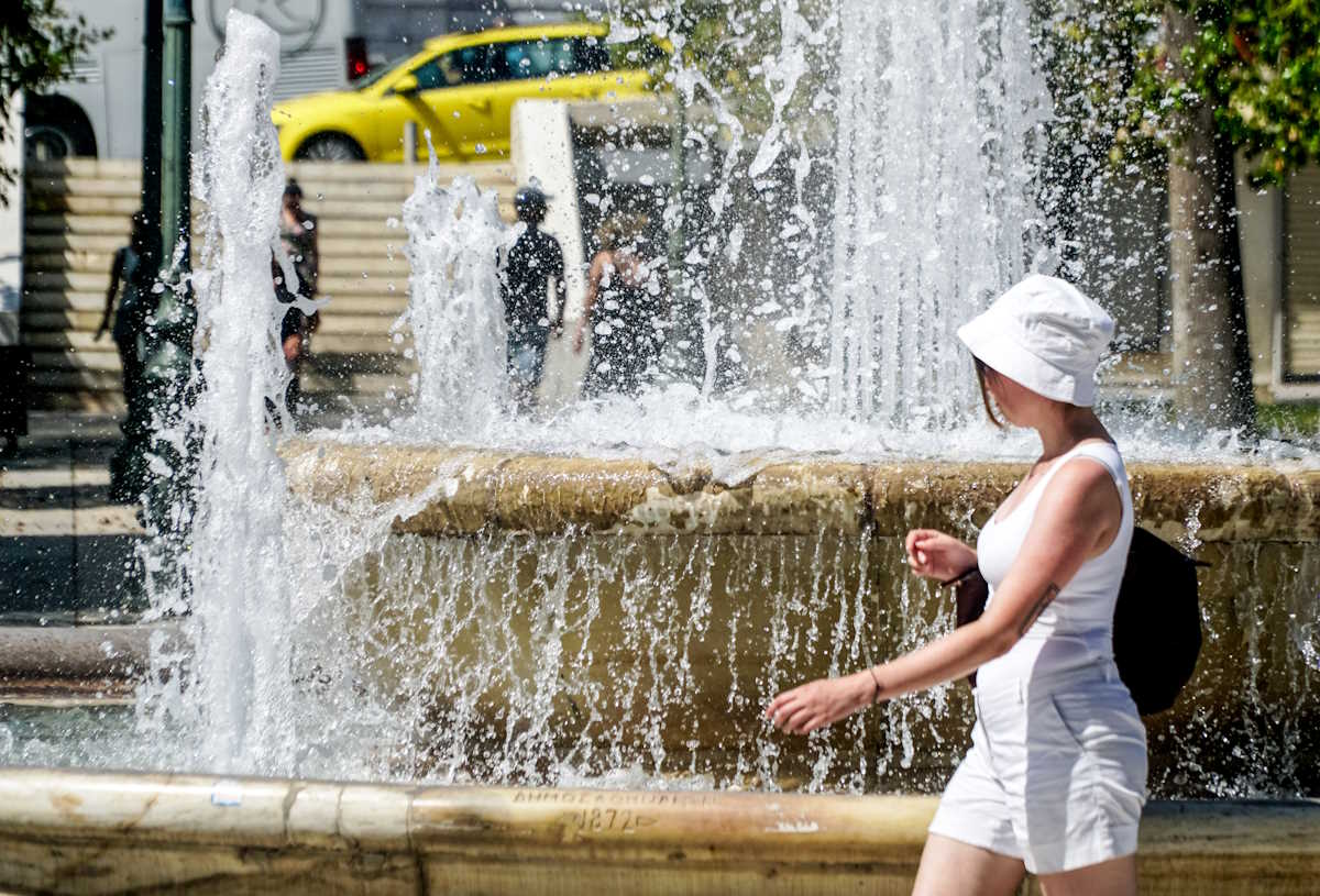 Στιγμιότυπο από το συντριβάνι στην πλατεία Ομονοίας, στο κέντρο της Αθήνας, Τρίτη 11 Ιουνίου 2024. Έκτακτο δελτίο καιρού εξέδωσε η ΕΜΥ σύμφωνα με το οποίο το εκτεταμένο πεδίο υψηλών πιέσεων που καλύπτει τις ακτές της Αφρικής και την Κεντρική Μεσόγειο και συνοδεύεται από πολύ θερμές αέριες μάζες επεκτείνεται σταδιακά ανατολικότερα και θα προκαλέσει στη χώρα μας πολύ υψηλές θερμοκρασίες έως και την Παρασκευή 14
(ΓΙΩΡΓΟΣ ΚΟΝΤΑΡΙΝΗΣ