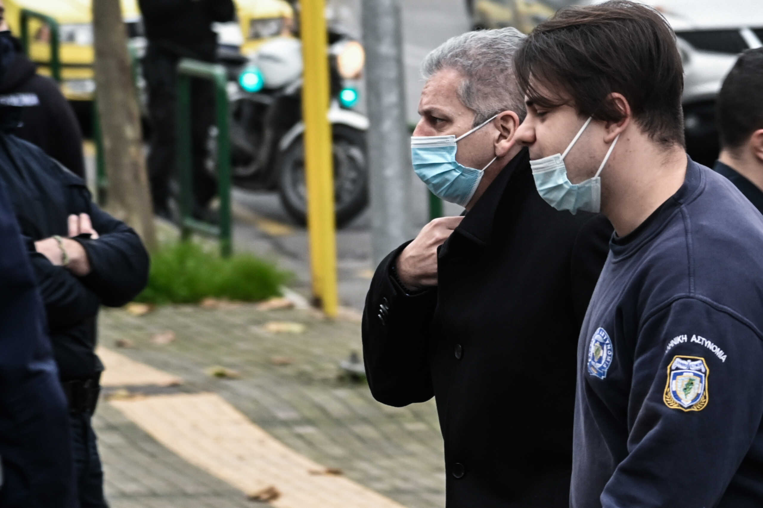 Ο κατηγορούμενος Τζώρτζης Κουτσολιούτσος, οδηγείται από αστυνομικούς στην αίθουσα του Τριμελούς Εφετείου Κακουργημάτων όπου ξεκίνησε η δίκη για την υπόθεση της εταιρείας Folli Follie, Δευτέρα 10 Ιανουαρίου 2021.
(ΜΙΧΑΛΗΣ ΚΑΡΑΓΙΑΝΝΗΣ