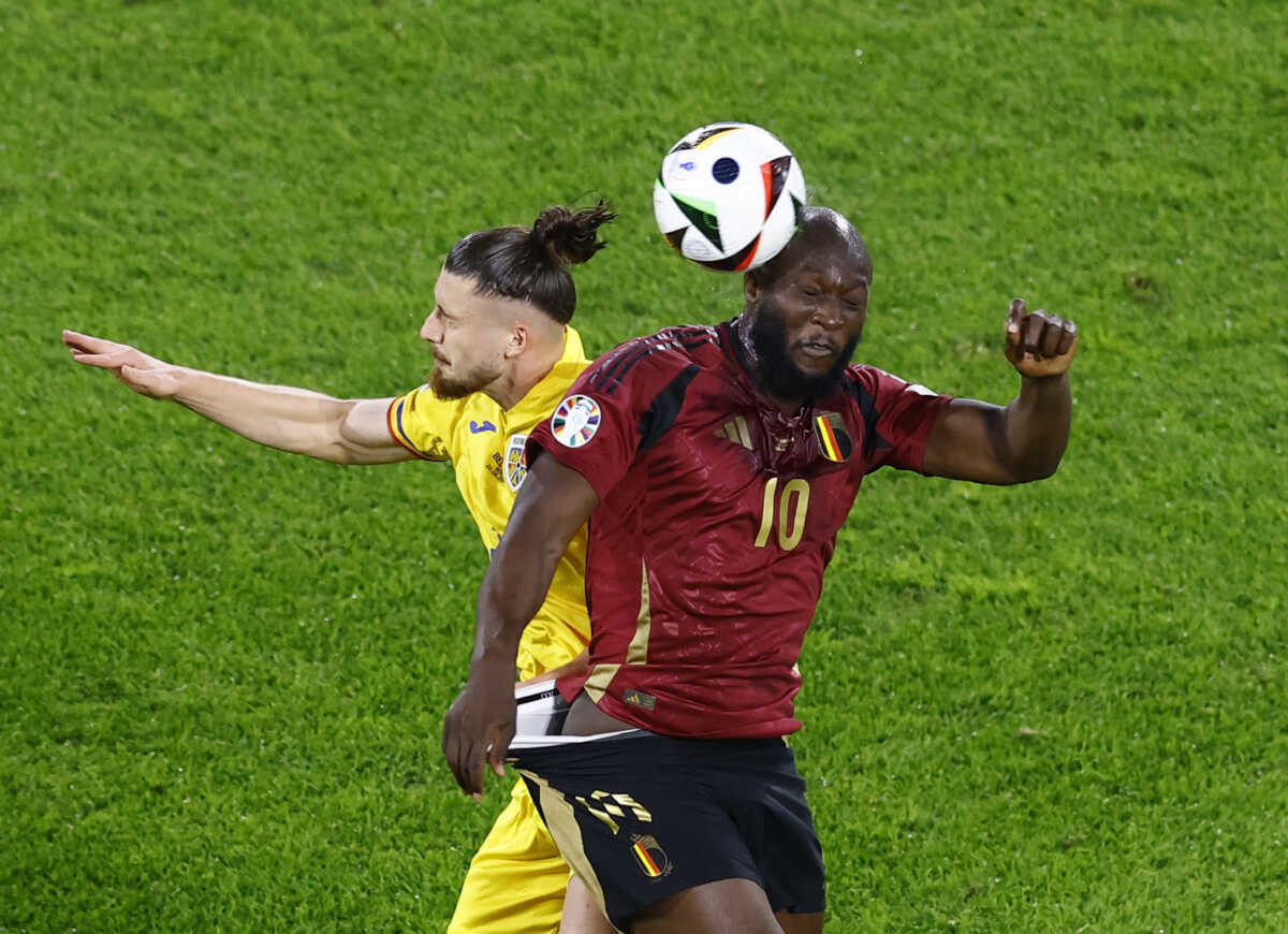 Soccer Football - Euro 2024 - Group E - Belgium v Romania - Cologne Stadium, Cologne, Germany - June 22, 2024 Belgium's Romelu Lukaku in action with Romania's Radu Dragusin REUTERS