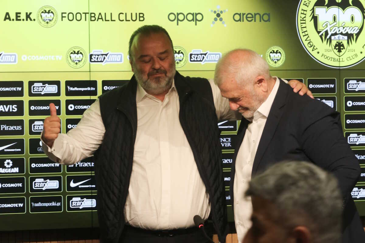 ΑΕΚ--Σε συνετευξη τυπου ο Δημ Μελισσανιδης ανακοινωσε οτι παραχωρει την ιδιοκτησια της ομαδας στον Εφοπλιστη Μαριο Ηλιοπουλο , ο οποιος παρευρισκονταν στην κοινη συνεντευξη--ΧΡΗΣΤΟΣ ΜΠΟΝΗΣ