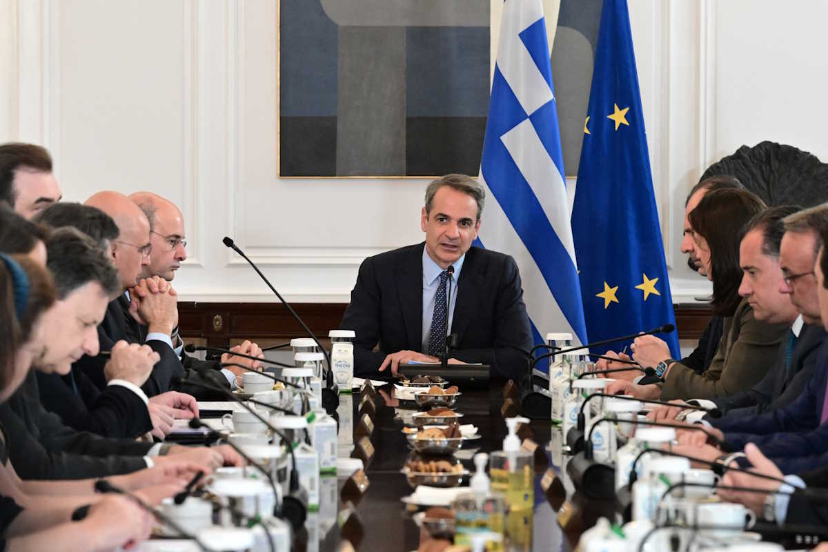 Συνεδρίαση του Υπουργικού Συμβουλίου, υπό τον Πρωθυπουργό Κυριάκο Μητσοτάκη, στο Μέγαρο Μαξίμου, Μεγάλη Δευτέρα 29 Απριλίου 2024. Στην ατζέντα του υπουργικού συμβουλίου το νομοσχέδιο του υπουργείου Εσωτερικών για το σύστημα κινήτρων και ανταμοιβής των δημοσίων υπαλλήλων, το νομοσχέδιο για τη δικονομία του Συμβουλίου της Επικρατείας, το νέο Αναπτυξιακό Πρόγραμμα Δημοσίων Επενδύσεων, αλλά και η Εθνική Στρατηγική για τα Άτομα με Αναπηρία 2024 - 2030.
(ΤΑΤΙΑΝΑ ΜΠΟΛΑΡΗ