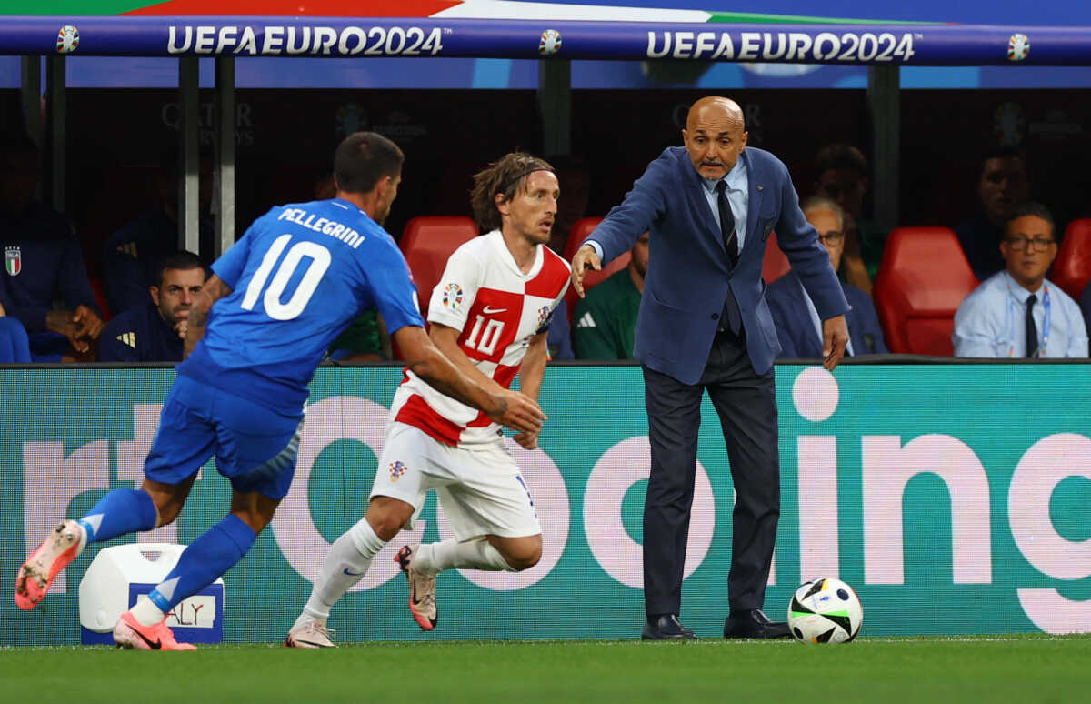 Soccer Football - Euro 2024 - Group B - Croatia v Italy - Leipzig Stadium, Leipzig, Germany - June 24, 2024  Croatia's Luka Modric in action with Italy's Lorenzo Pellegrini as Italy coach Luciano Spalletti reacts REUTERS