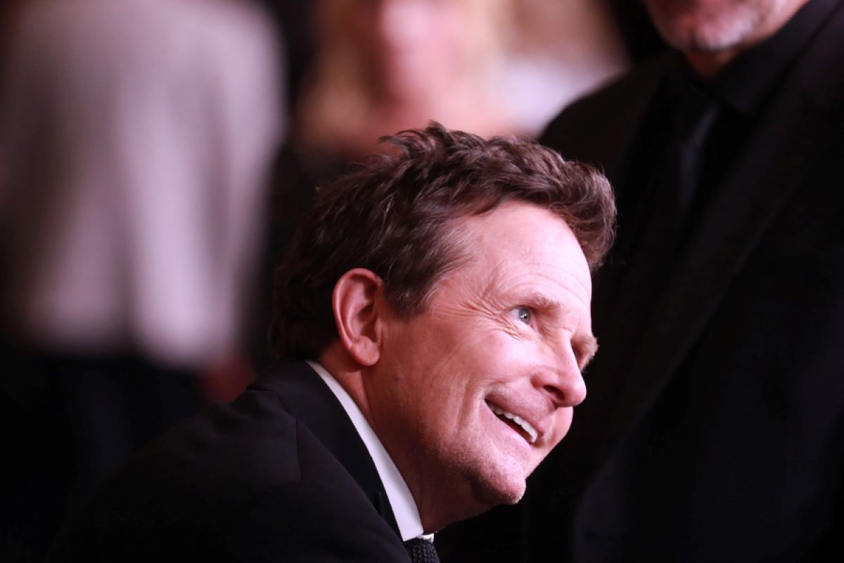 Michael J. Fox: Έπαιξε κιθάρα πάνω σε αναπηρικό αμαξίδιο σε συναυλία των Coldplay στο Glastonbury
