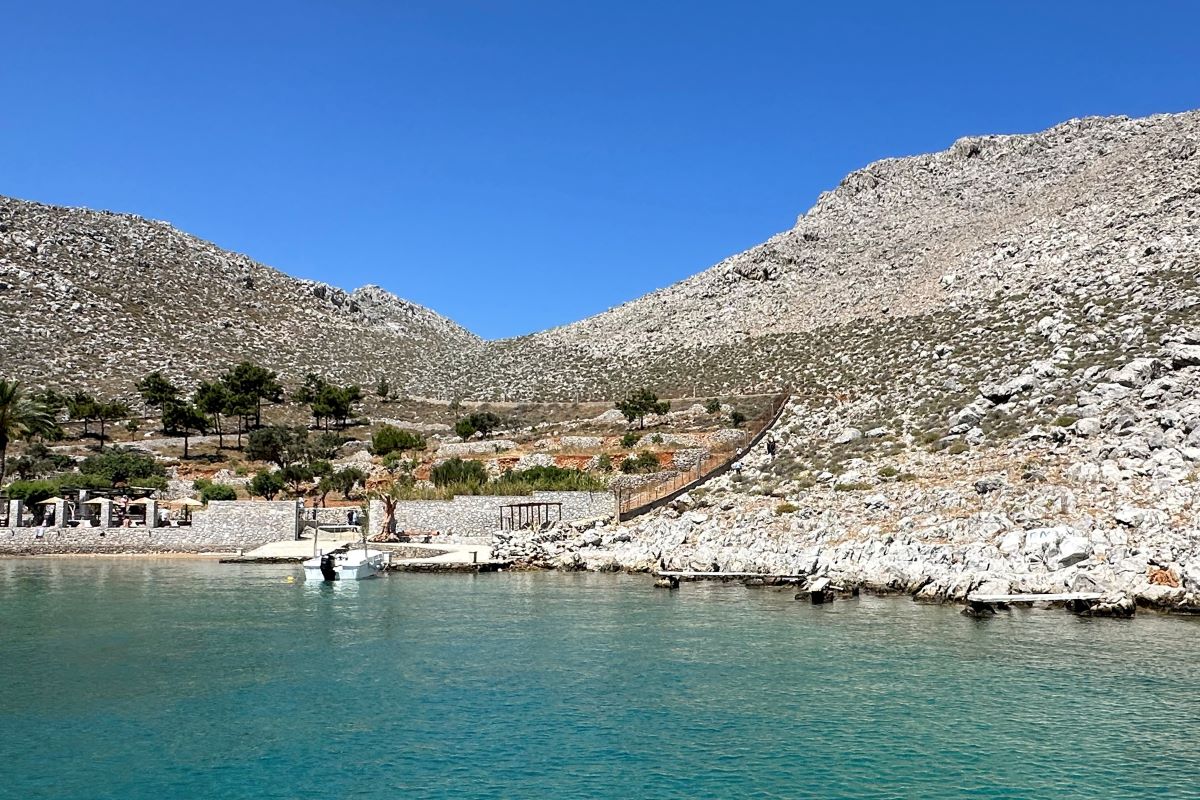 Μάικλ Μόσλεϊ: Πώς μεταδίδουν τα βρετανικά ΜΜΕ ότι ο παρουσιαστής του BBC βρέθηκε νεκρός στη Σύμη