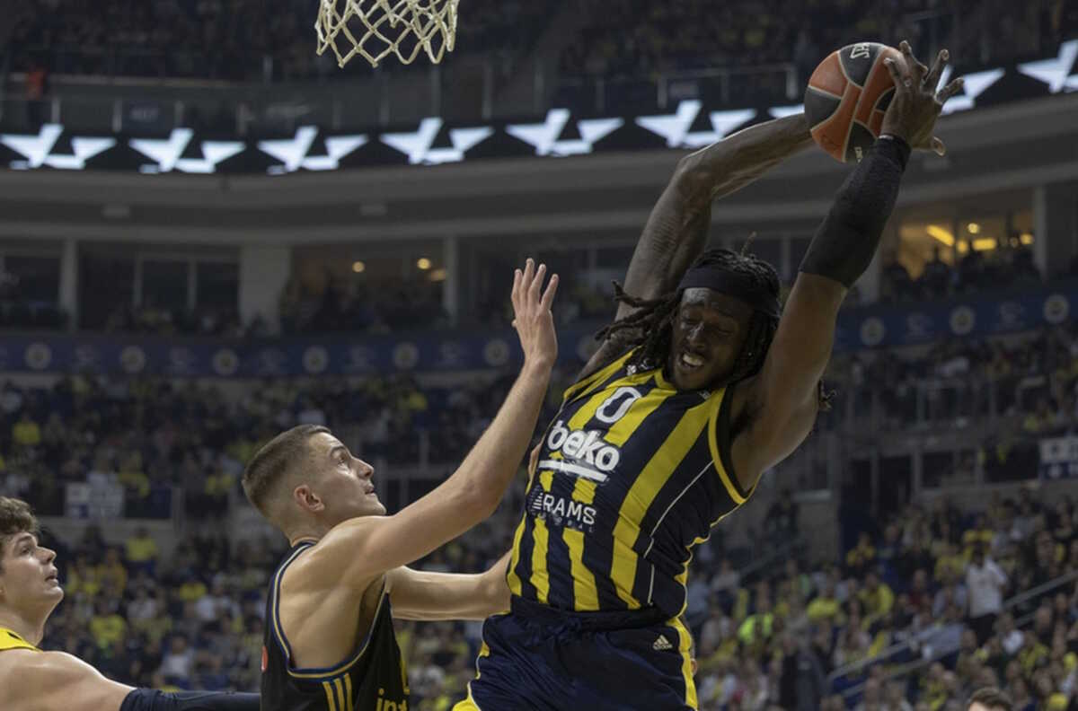 epa11250072 Alba Berlin's Tim Schneider (C) in action against Fenerbahce's Johnathan Motley (R) during the EuroLeague basketball match between Fenerbahce and Alba Berlin in Istanbul, Turkey, 29 March 2024.  EPA