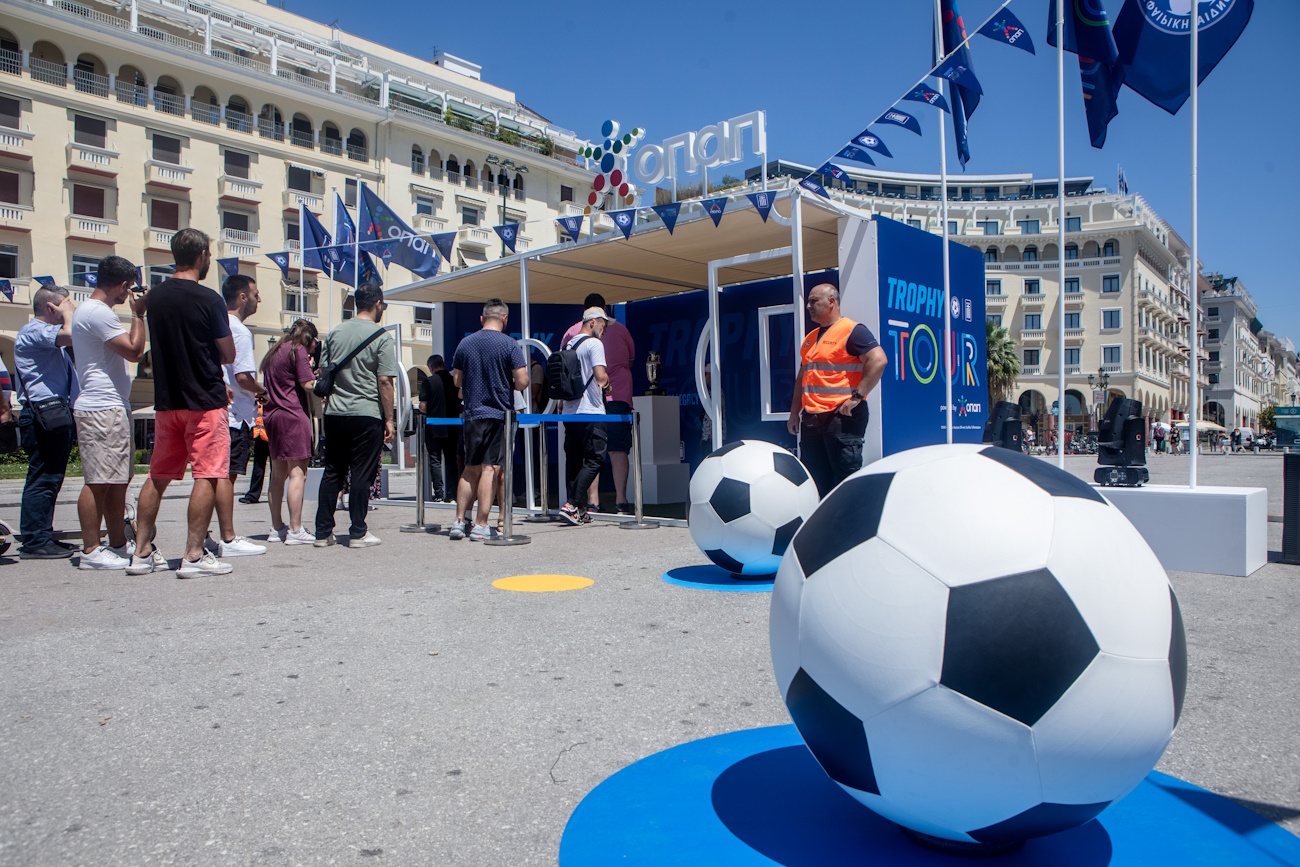 TROPHY TOUR POWERED BY OPAP. ΤΟ ΤΡΟΠΑΙΟ ΤΟΥ ΕURO 2004 ΣΤΗ ΘΕΣΣΑΛΟΝΙΚΗ