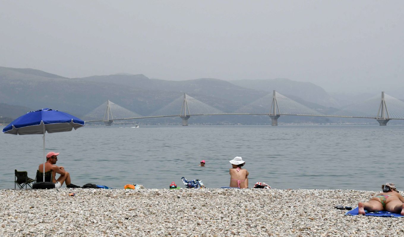 Πάτρα: Έκανε μπάνιο γυμνός, αντιστάθηκε στους αστυνομικούς και έφυγε με χειροπέδες