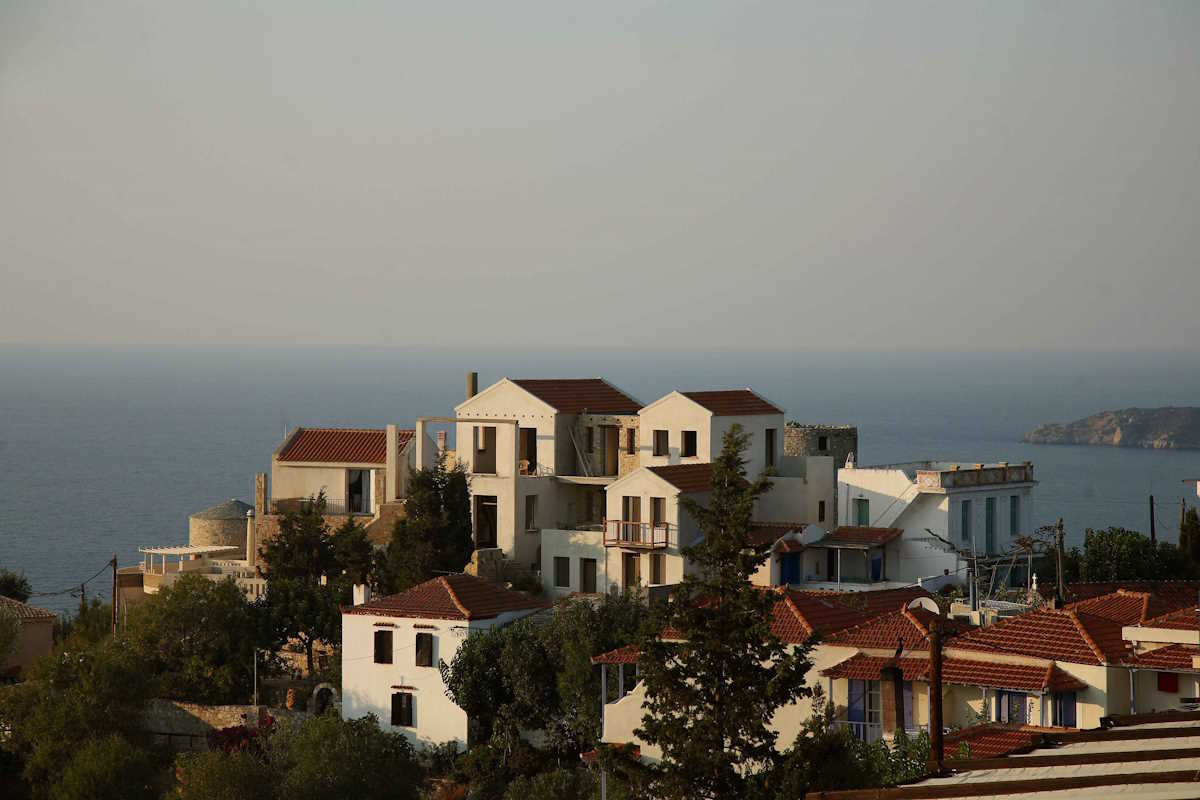 Αποψη του παλιού χωριού που χτίστηκε στα χαλάσματα παλαιού κάστρου μετά απο μεγάλο σεισμό που κατέστεψε τον οικισμό,σε στιγμιότυπο απο το νησί της Αλλονήσου,τον Αύγουστο του 2009 (EUROKINISSI