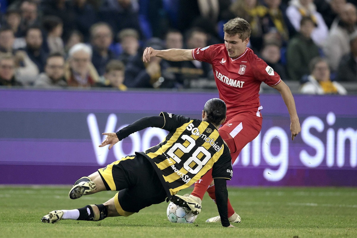 epa11195212 (l-r) Anis Hadj Moussa of Vitesse, Michal Sadilek of FC Twente during the Dutch Eredivisie match between Vitesse and FC Twente in the Gelredome in Arnhem, the Netherlands, 02 March 2024.  EPA