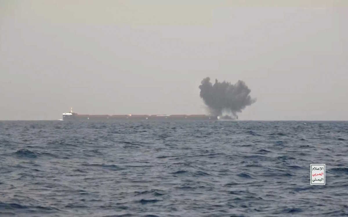 Υεμένη: Η στιγμή που οι Χούθι χτυπούν με drone το ελληνόκτητο πλοίο