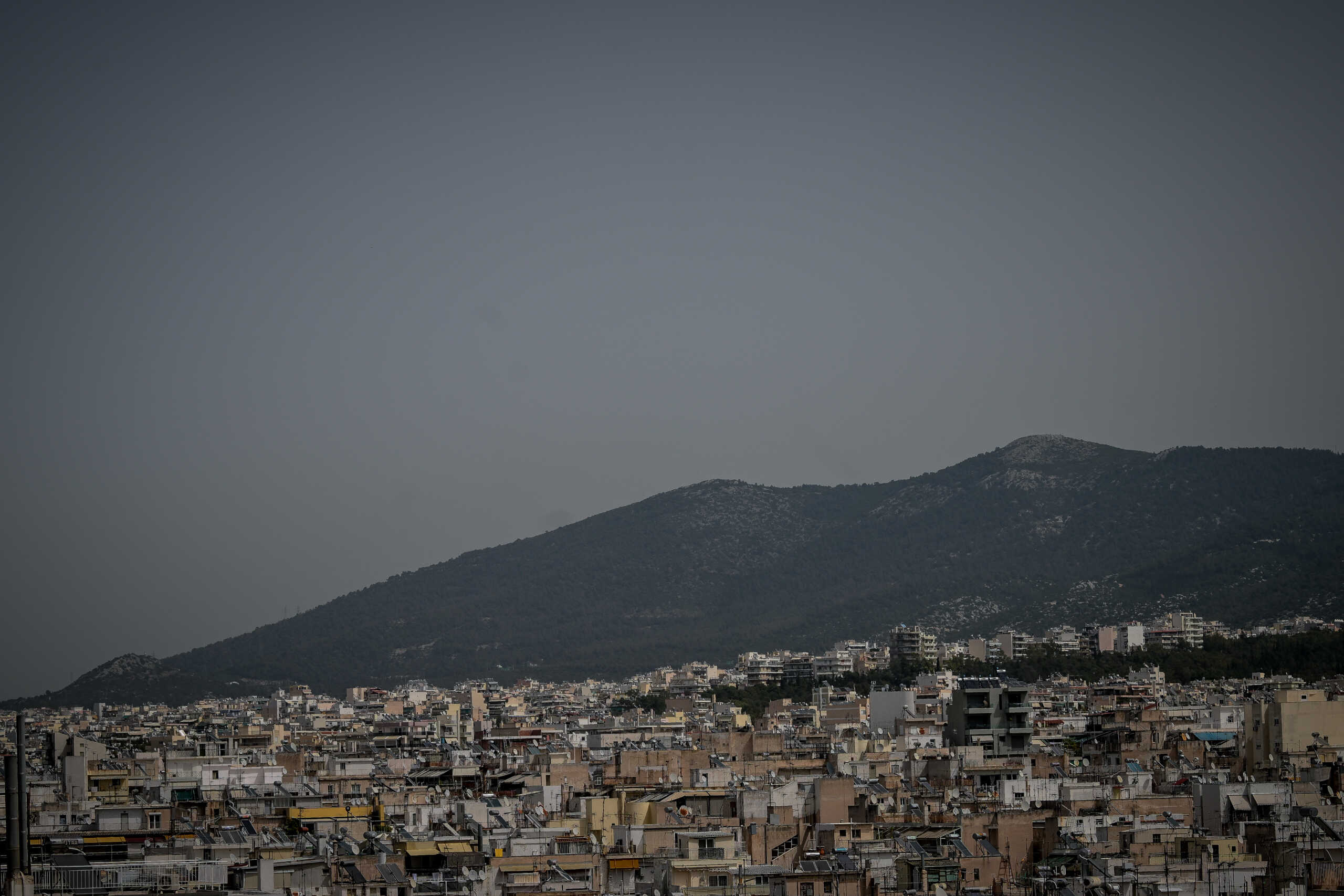 Η υψηλή  για την εποχή θερμοκρασία και η αφρικάνική σκόνη που έχει καλύψει το λεκανοπέδιο της Αττικής, κάνουν την ατμόσφαιρα αποπνικτική, Δευτέρα 1 Απριλίου 2024 (ΤΑΤΙΑΝΑ ΜΠΟΛΑΡΗ