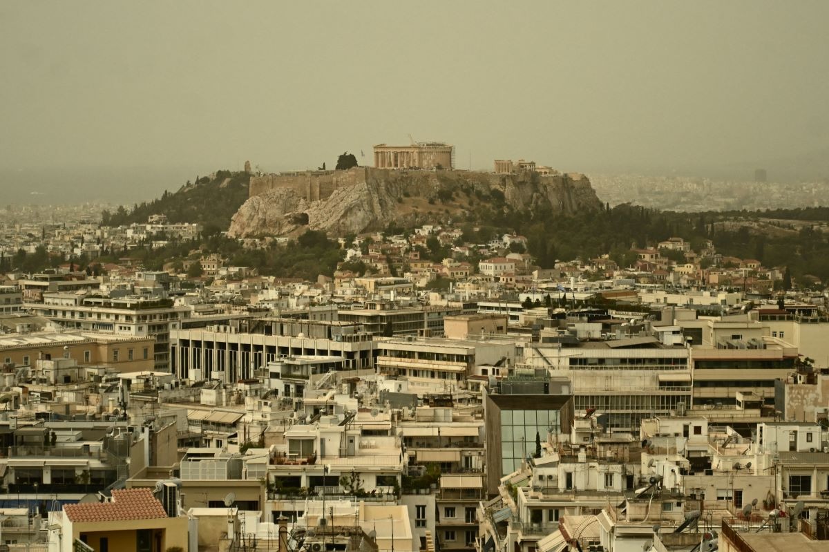 «Κύμα» αφρικανικής σκόνης «πνίγει» τη χώρα σήμερα και αύριο – Υψηλή συγκέντρωση και στην επιφάνεια – Τι δείχνουν τα στοιχεία Copernicus