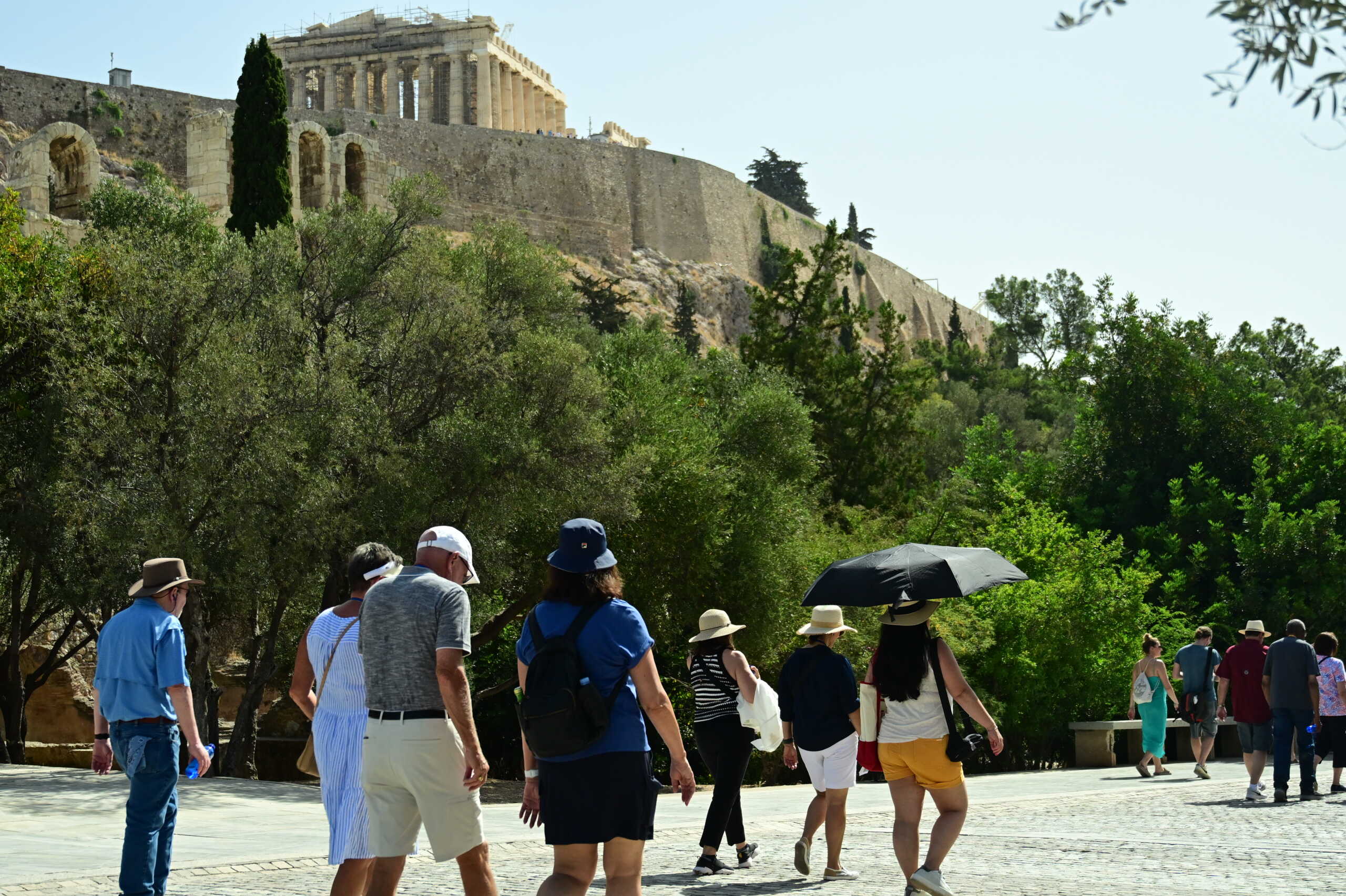 Τουρίστες στην είσοδο του αρχαιολογικού χώρου της Ακρόπολης, Τετάρτη 12 Ιουνίου 2024. 
(ΚΩΣΤΑΣ ΤΖΟΥΜΑΣ