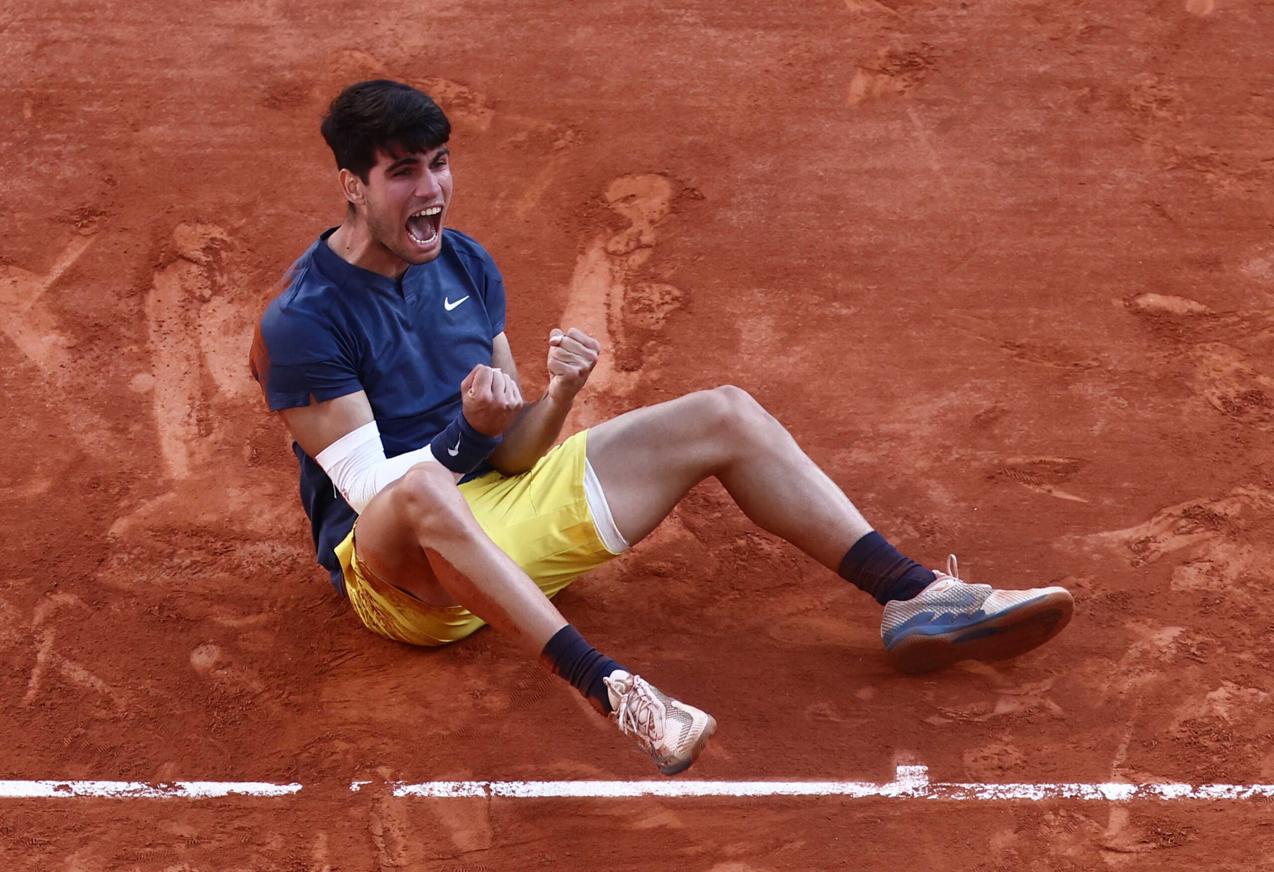 Tennis - French Open - Roland Garros, Paris, France - June 9, 2024 Spain's Carlos Alcaraz celebrates after winning the men's singles final against Germany's Alexander Zverev REUTERS