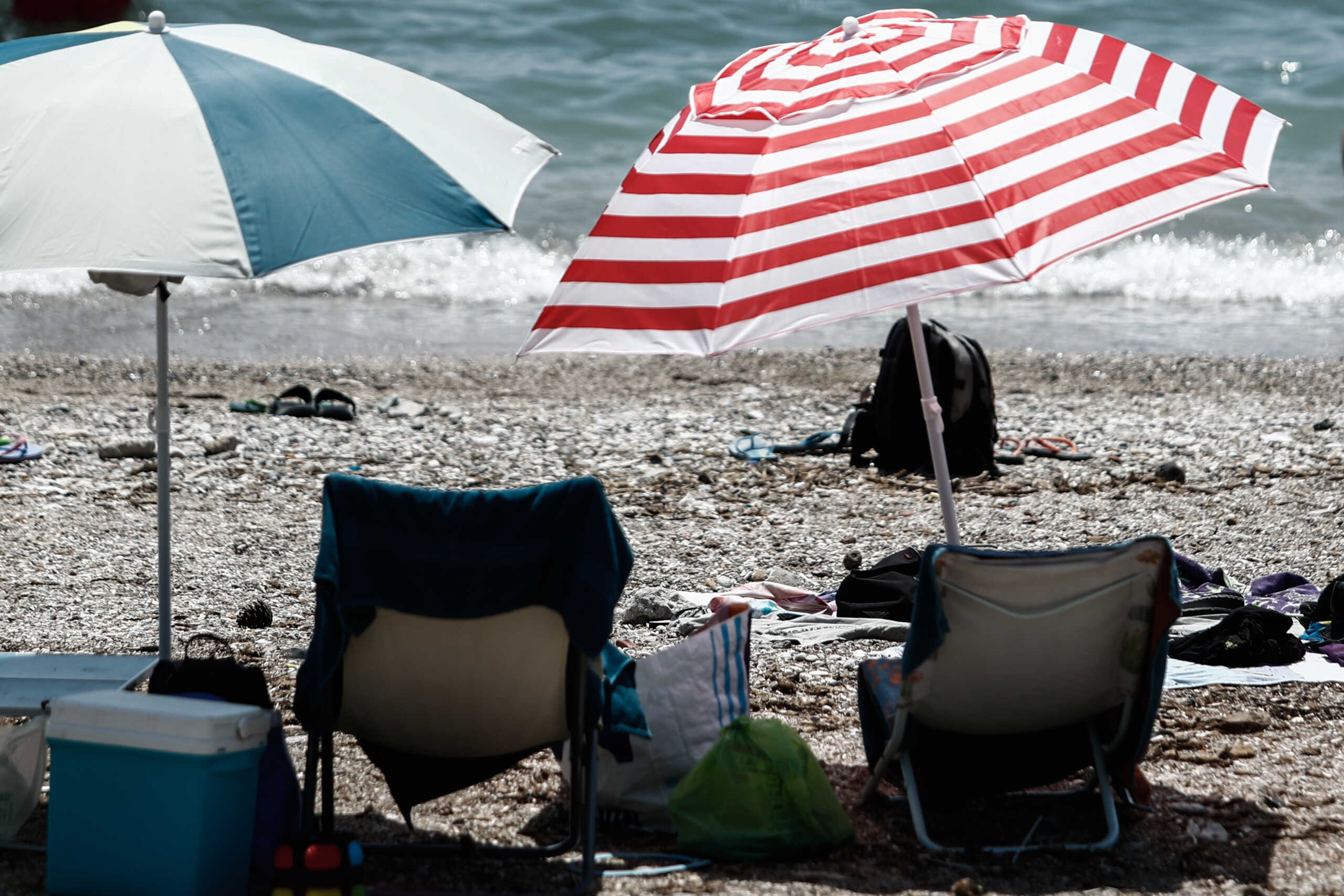 Κόσμος στην παραλία του Αλίμου, Κυριακή 2 Ιουλίου 2023.
(ΣΩΤΗΡΗΣ ΔΗΜΗΤΡΟΠΟΥΛΟΣ
