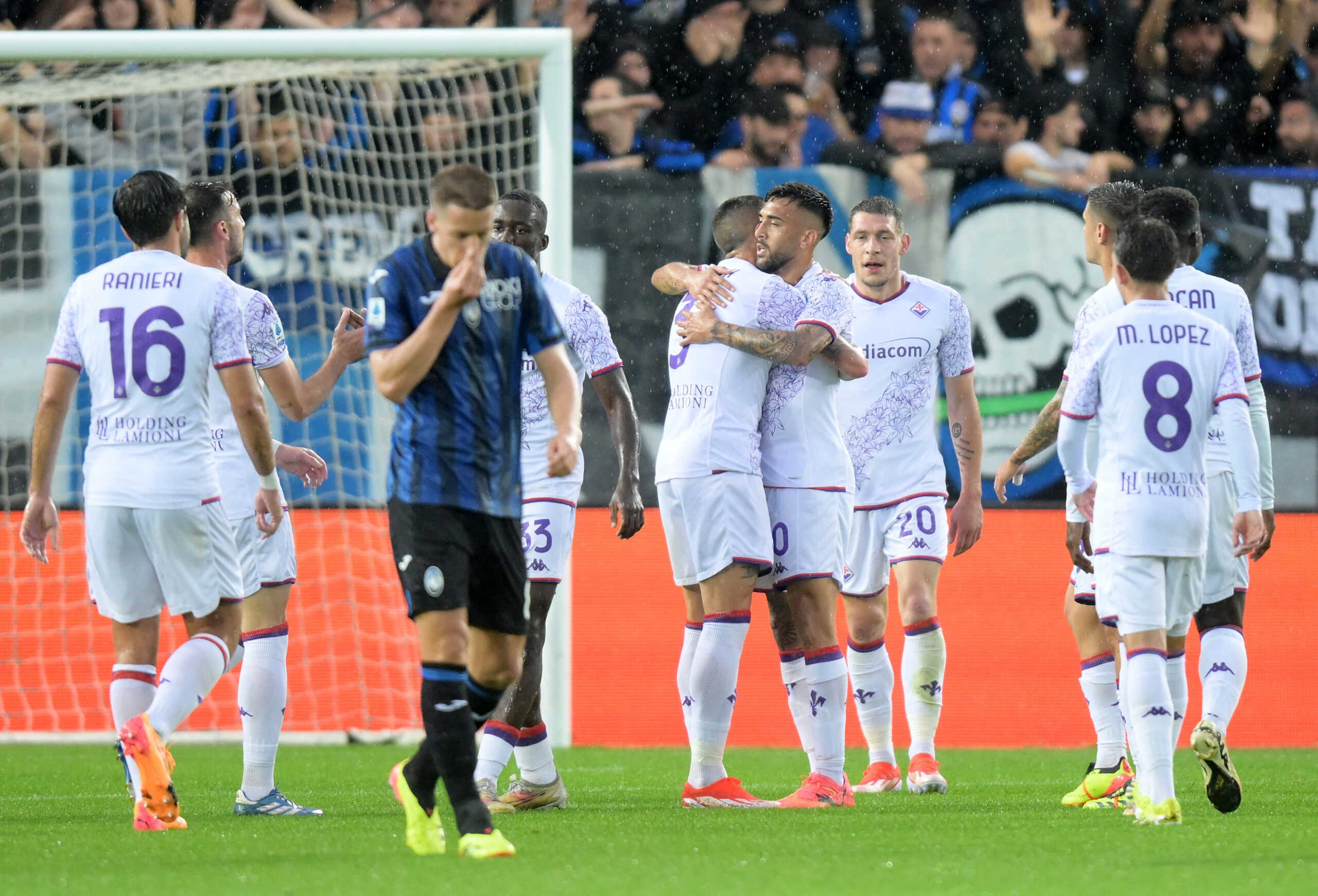 Soccer Football - Serie A - Atalanta v Fiorentina - Stadio Atleti Azzurri, Bergamo, Italy - June 2, 2024 Fiorentina's Nicolas Gonzalez celebrates scoring their second goal with teammates REUTERS