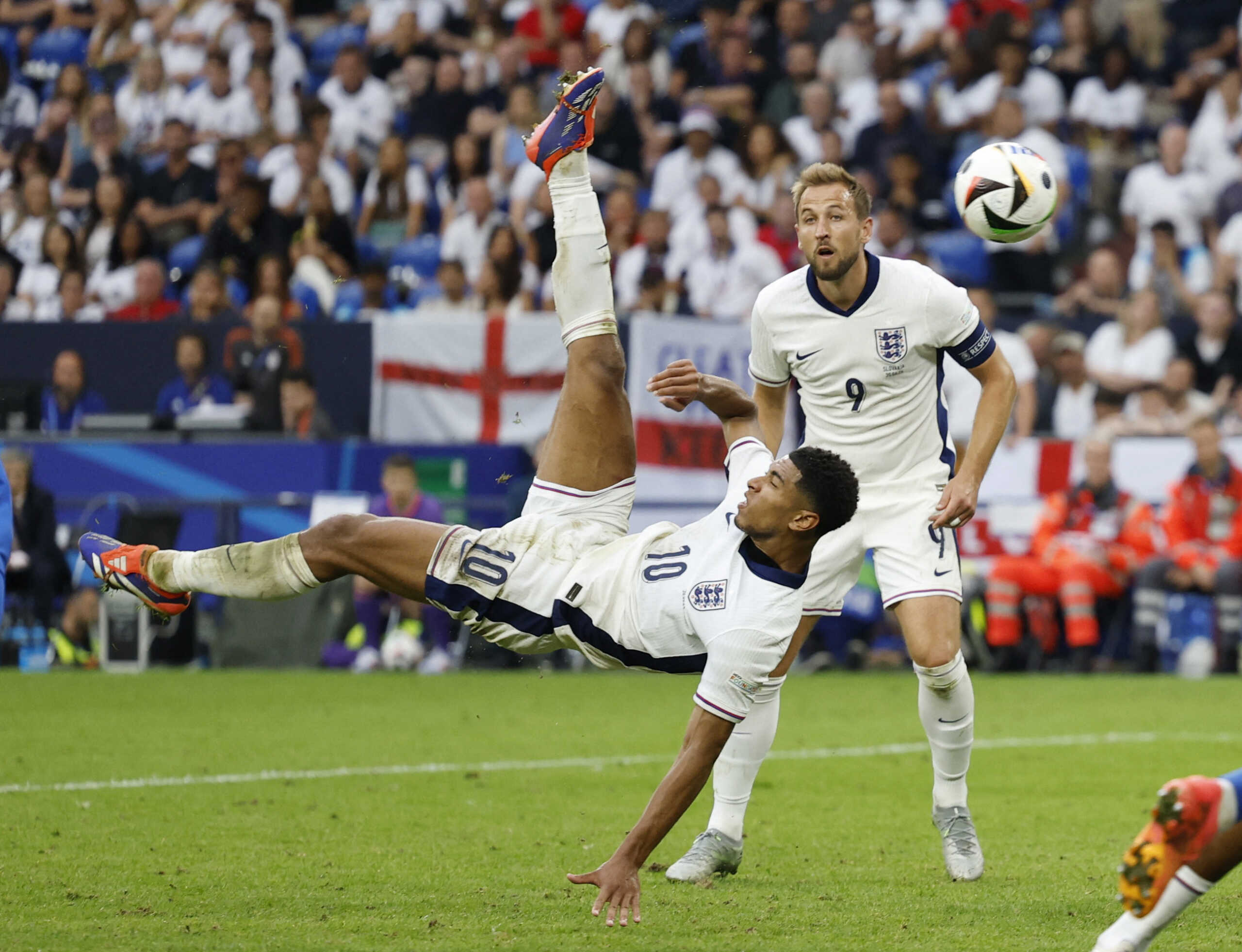 Soccer Football - Euro 2024 - Round of 16 - England v Slovakia - Arena AufSchalke, Gelsenkirchen, Germany - June 30, 2024 England's Jude Bellingham scores their first goal REUTERS