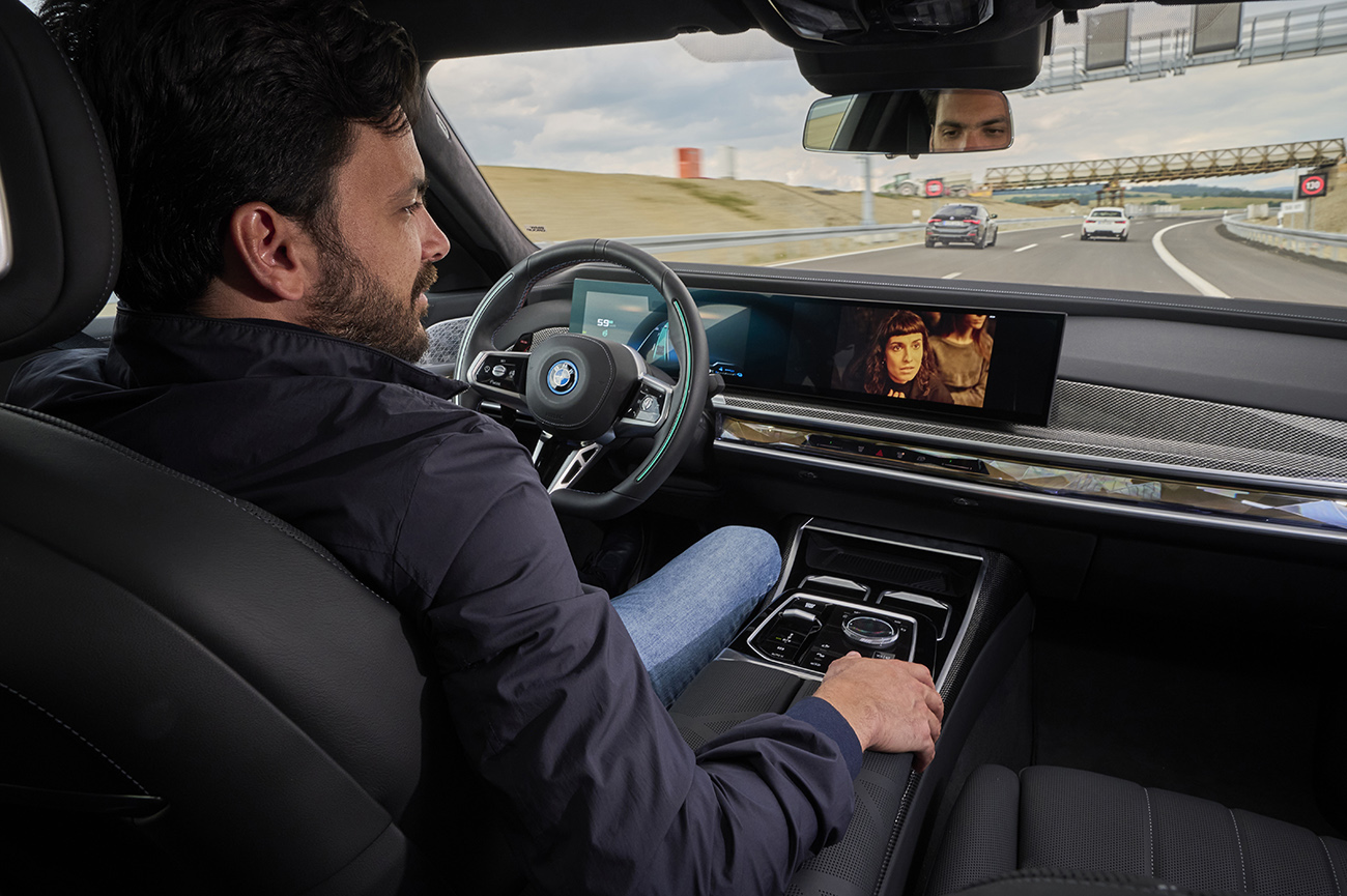 Πιο κοντά στην αυτόνομη οδήγηση: Η BMW πήρε έγκριση για συνδυασμό αυτοματοποιημένης οδήγησης Επιπέδου 2 και Επιπέδου 3
