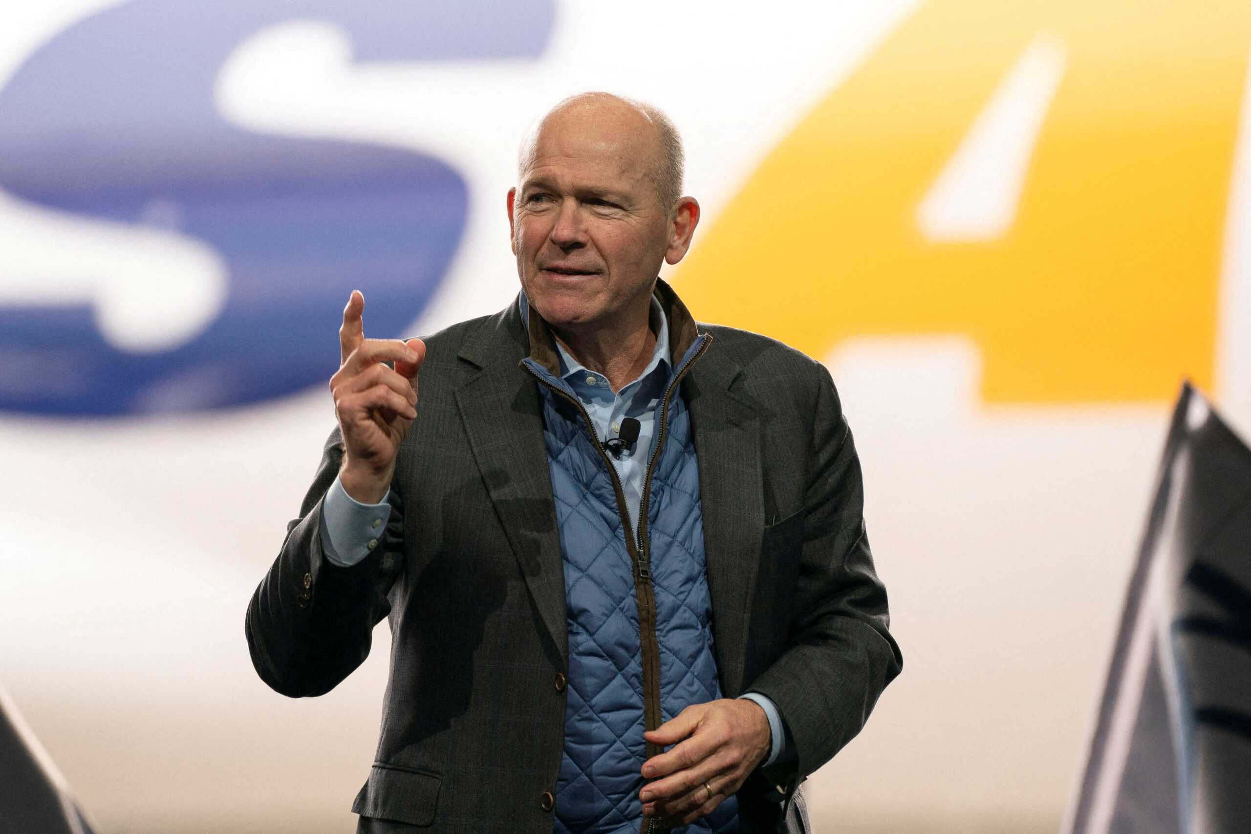 Ο CEO της Boeing παραδέχεται ότι η ασφάλεια «απέχει πολύ από το να είναι τέλεια» και ζητάει συγγνώμη