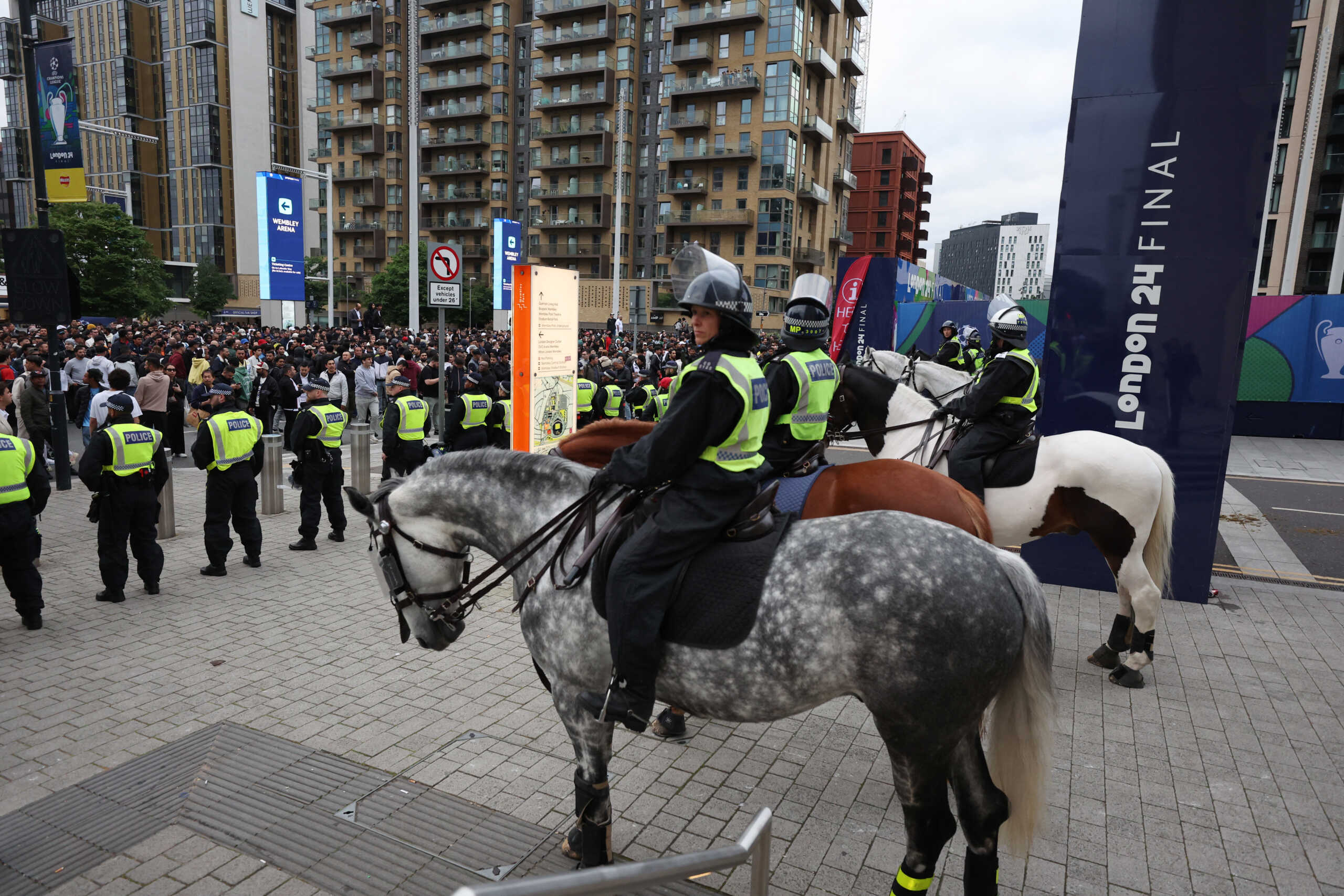 Soccer Football - Champions League - Final -  Borussia Dortmund v Real Madrid - London, Britain - June 1, 2024 Police officers on horses react as people attempt to get into Wembley Stadium before the match Action Images via Reuters