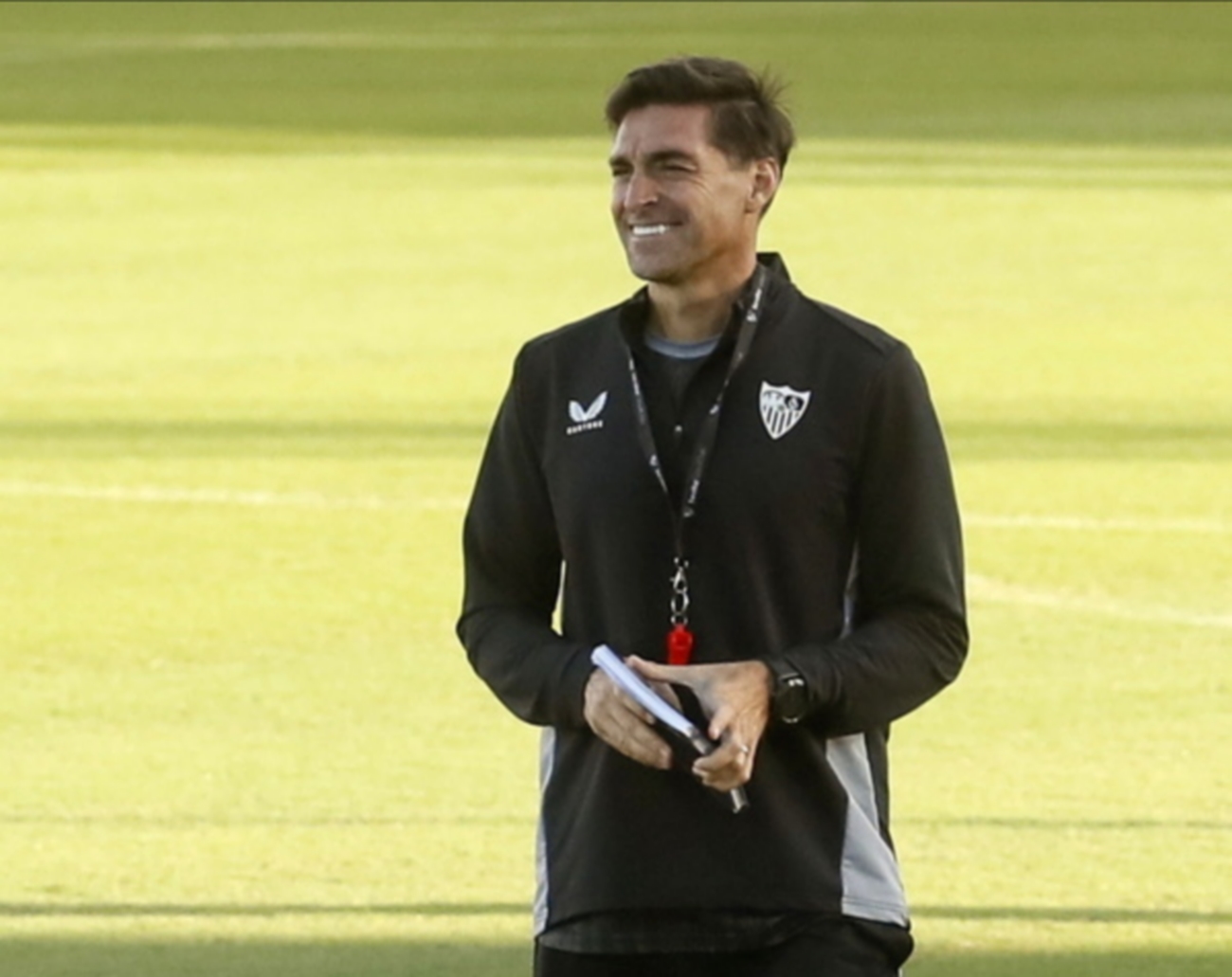 epa10934779 Sevilla's head coach Diego Alonso leads a training session, in Seville, southern Spain, 23 October 2023. Sevilla CF will play against Arsenal FC in their UEFA Champions League soccer match on 24 October 2023.  EPA