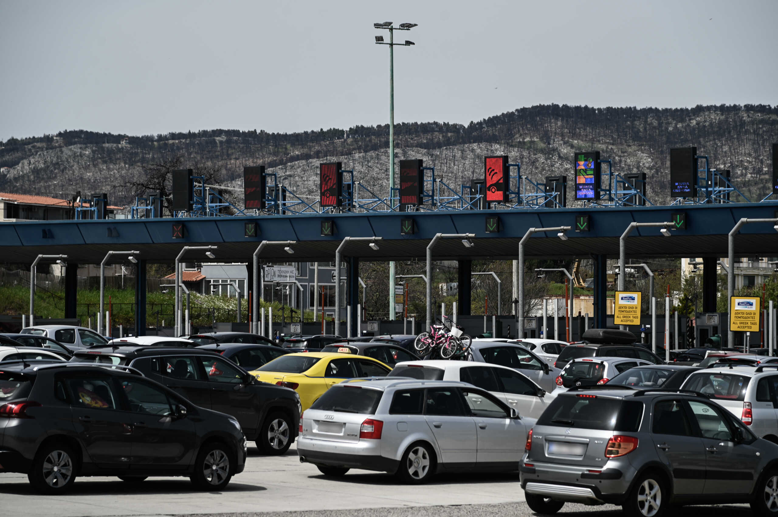 Στιγμιότυπο από τα διόδια των Αφιδνών στην εθνική οδό Αθηνών - Λαμίας το μεσημέρι της Μεγ. Παρασκευής 22 Απριλίου 2022.
(ΜΙΧΑΛΗΣ ΚΑΡΑΓΙΑΝΝΗΣ