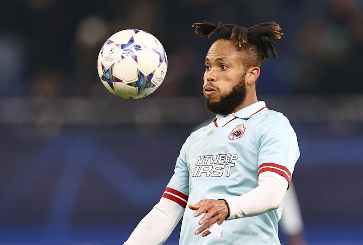 epa10999745 Antwerp´s Chidera Ejuke in action during the UEFA Champions League group H match between Shakhtar Donetsk and Royal Antwerp in Hamburg, Germany, 28 November 2023.  EPA