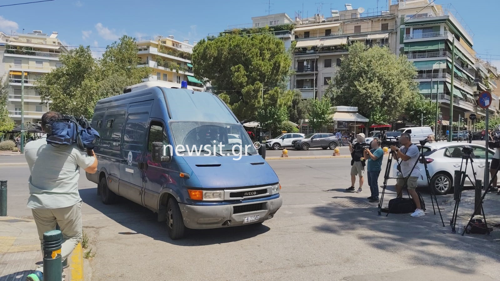 Έφτασε στην Ευελπίδων ο δημοσιογράφος της ΕΡΤ