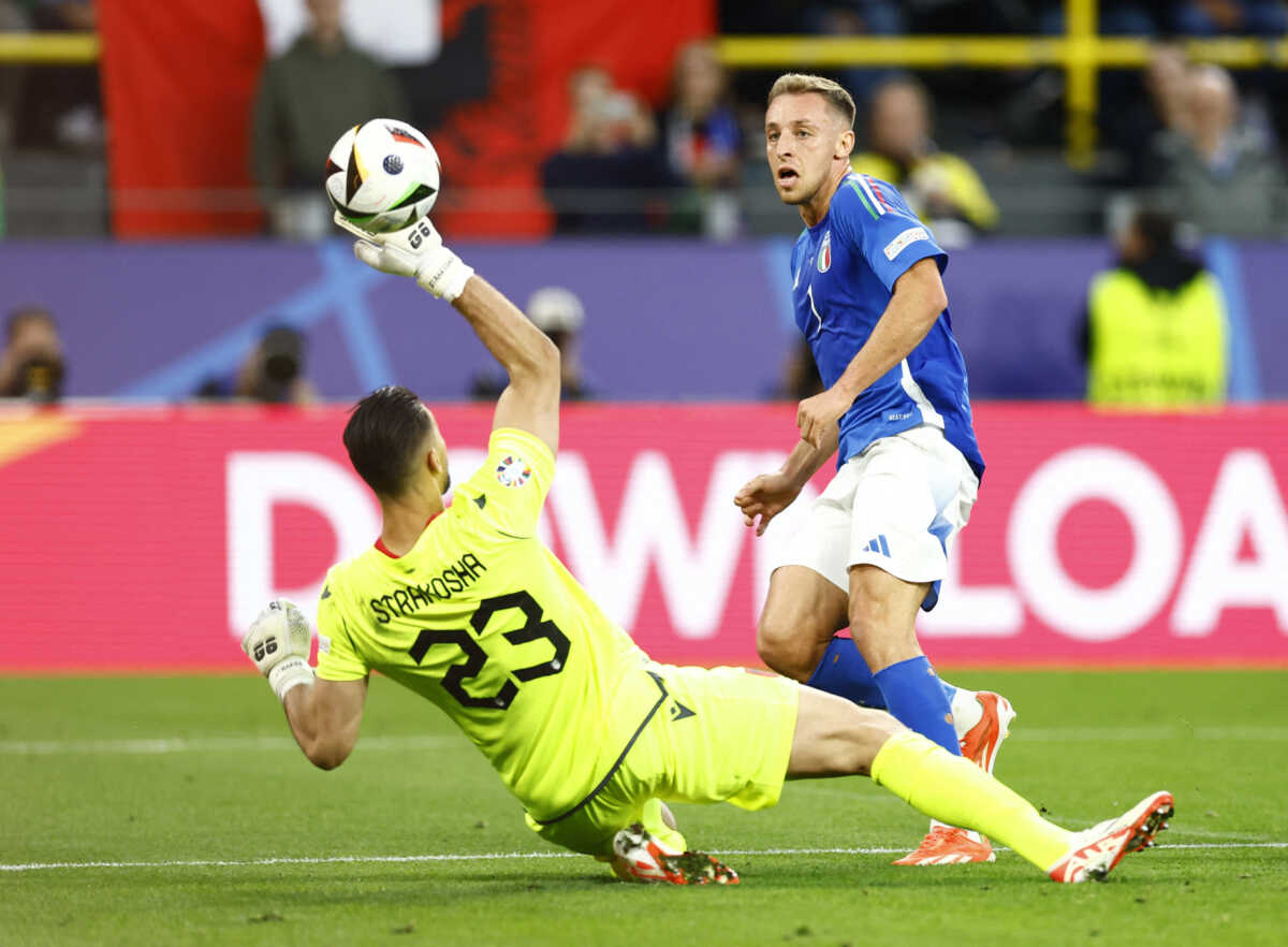 Soccer Football - Euro 2024 - Group B - Italy v Albania - Dortmund BVB Stadion, Dortmund, Germany - June 15, 2024 Italy's Davide Frattesi in action with Albania's Thomas Strakosha REUTERS