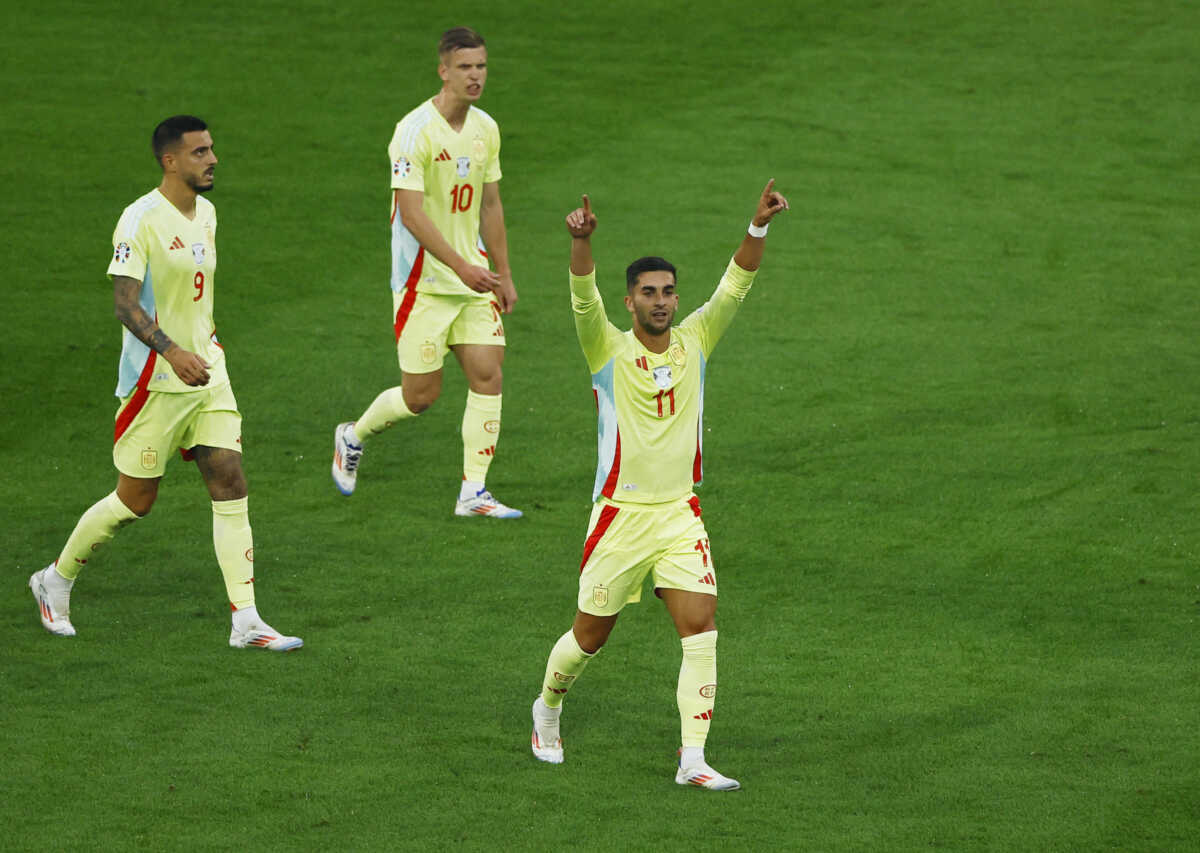 Soccer Football - Euro 2024 - Group B - Albania v Spain - Dusseldorf Arena, Dusseldorf, Germany - June 24, 2024   Spain's Ferran Torres celebrates scoring their first goal with Dani Olmo and Joselu REUTERS