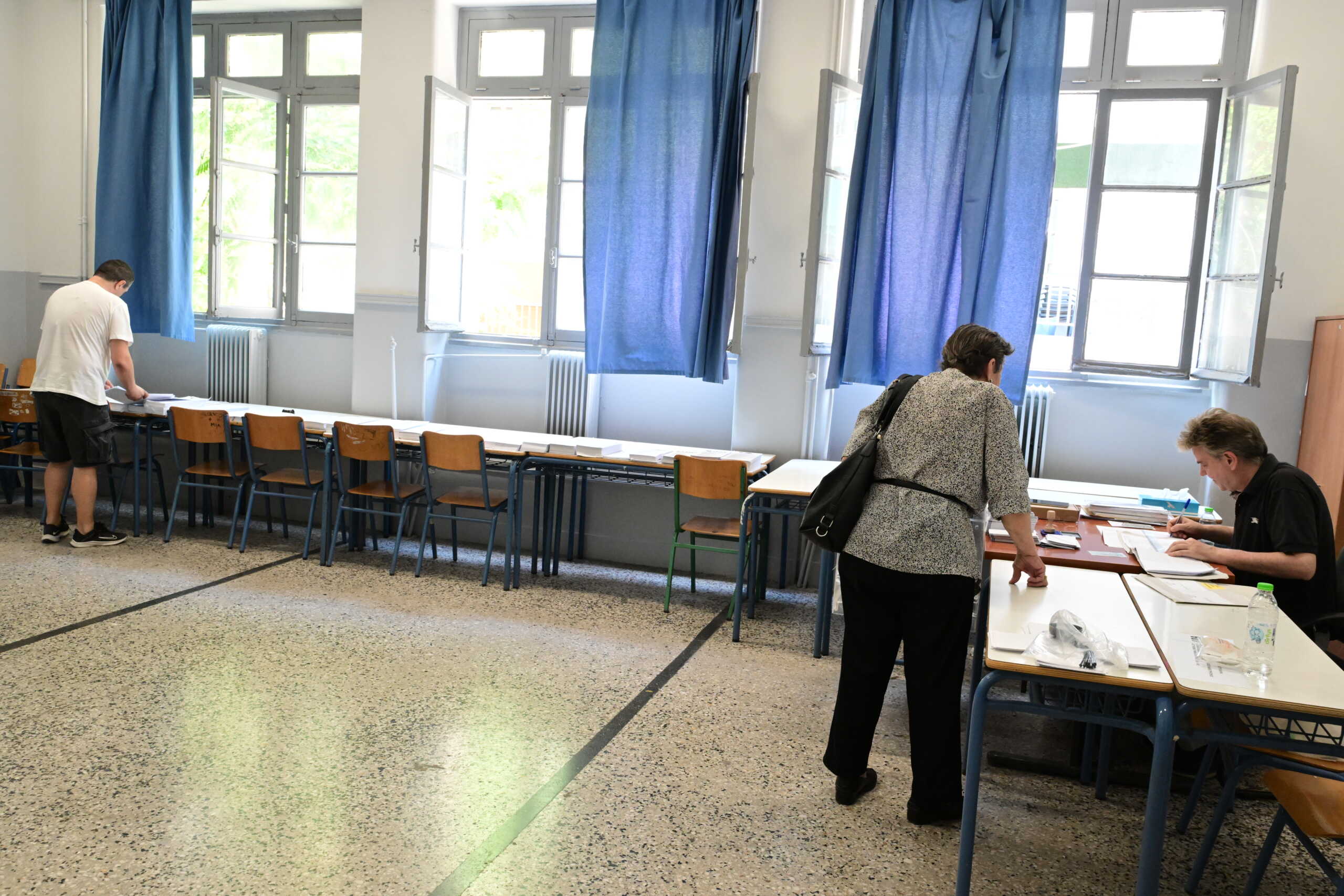 Στιγμιότυπο από την εκλογική διαδικασία για τις ευρωεκλογές σε εκλογικό τμήμα της Αθήνας, Κυριακή 9 Ιουνίου 2024.  
(ΤΑΤΙΑΝΑ ΜΠΟΛΑΡΗ