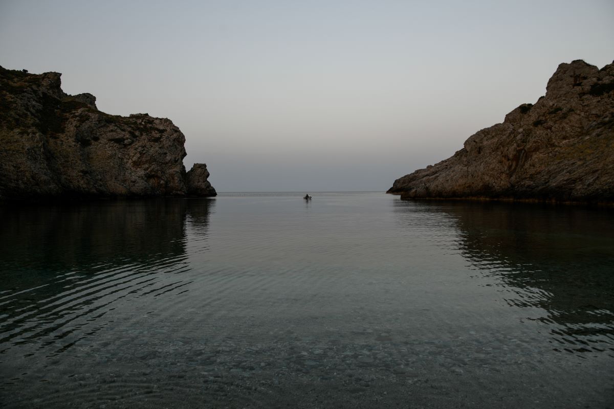 Εύβοια: «Έπεσαν» τα πρώτα βαριά πρόστιμα για την παραλία που «πνίγεται» στις σκηνές