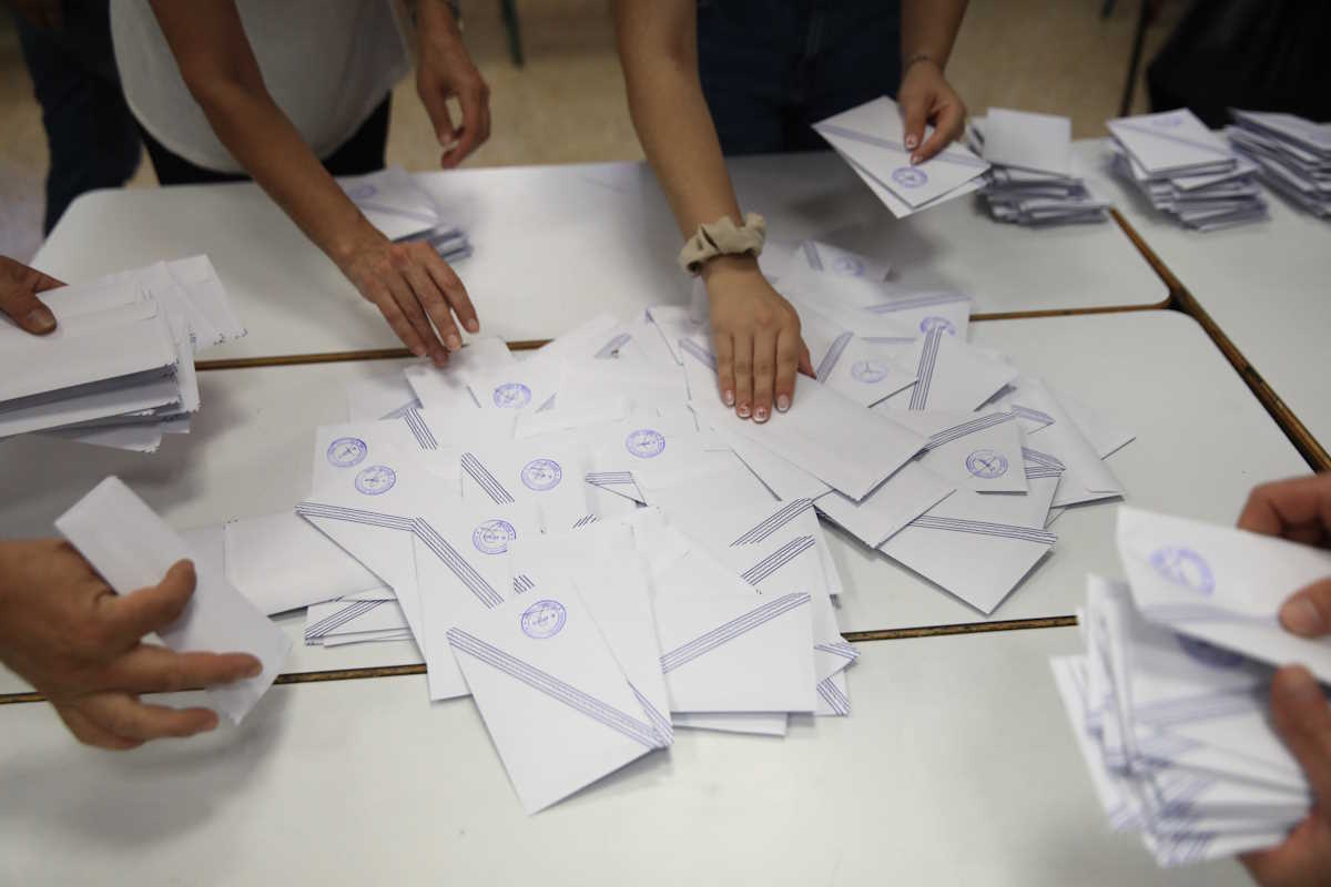 Άνοιγμα κάλπης μετά το τέλος της ψηφοφορίας για τις ευρωεκλογές σε εκλογικό τμήμα της Αττικής, Κυριακή 9 Ιουνίου 2024. 
(ΓΙΑΝΝΗΣ ΠΑΝΑΓΟΠΟΥΛΟΣ
