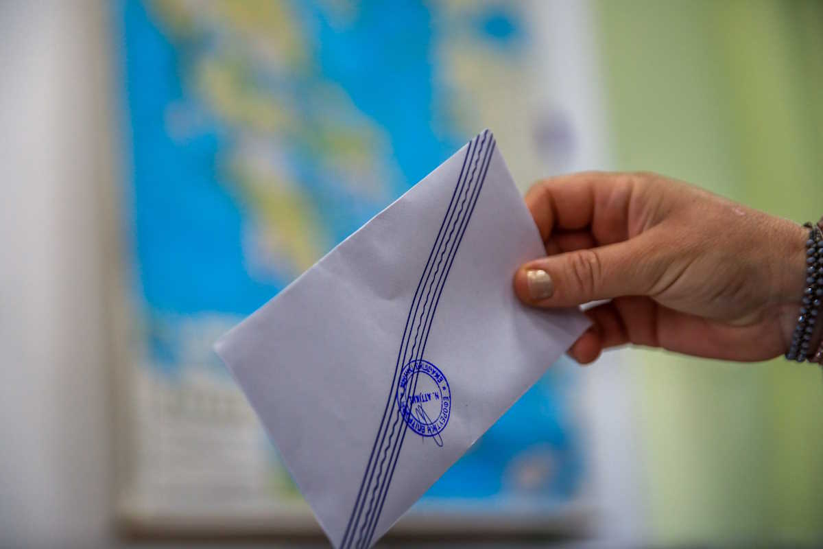 Στιγμιότυπο από την εκλογική διαδικασία για τις ευρωεκλογές σε εκλογικό τμήμα της Αθήνας, Κυριακή 9 Ιουνίου 2024.  
(ΓΙΑΝΝΗΣ ΠΑΝΑΓΟΠΟΥΛΟΣ