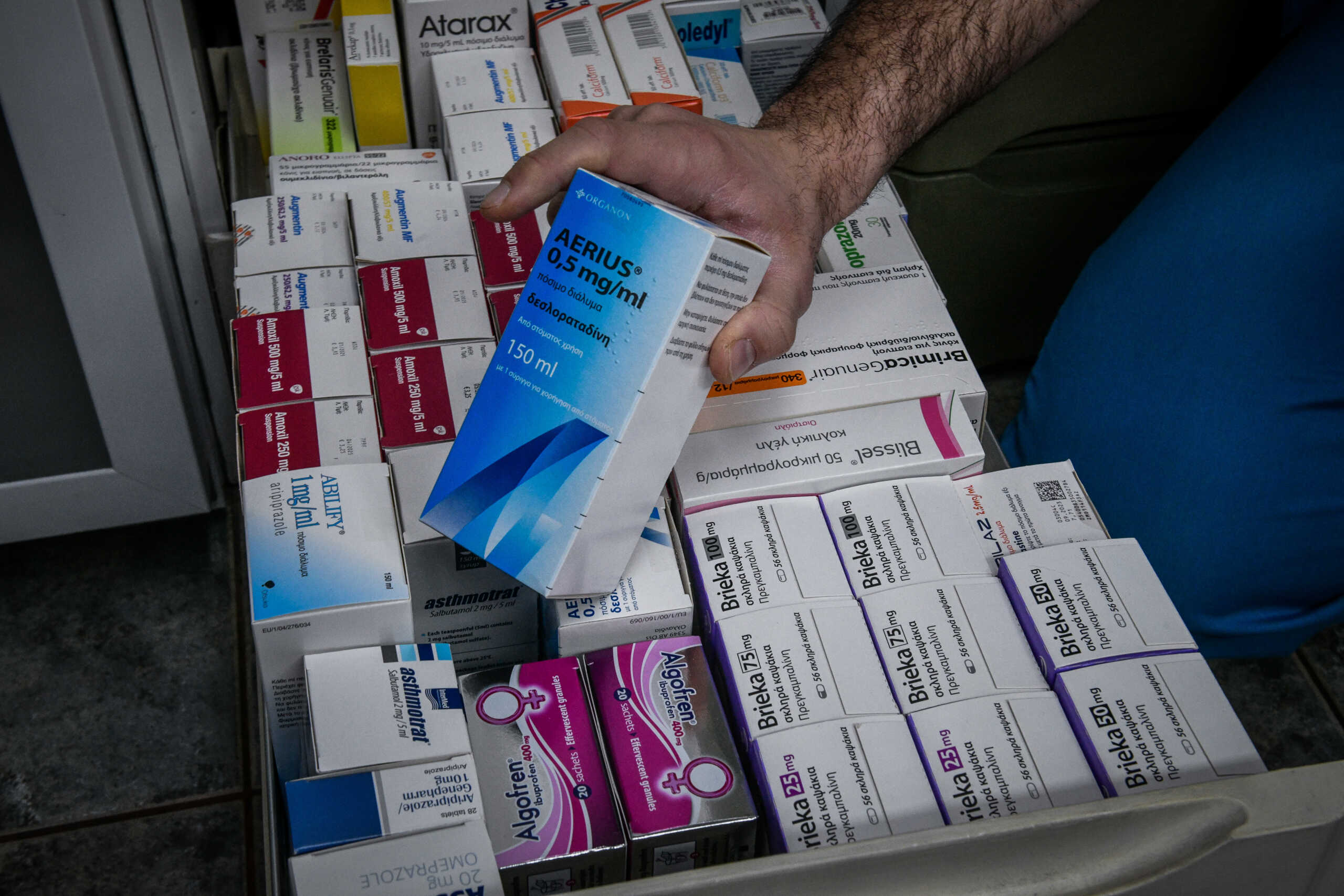 Σοβαρές ελλείψεις σε φάρμακα καταγγέλλουν οι φαρμακοποιοί, σε περίοδο έξαρσης αναπνευστικών λοιμώξεων, γρίπης και κορονοϊού.Οι πιο σοβαρές ελλείψεις παρατηρούνται στα παιδικά αναλγητικά και σιρόπια, Παρασκευή 30 Δεκεμβρίου 2022 (ΤΑΤΙΑΝΑ ΜΠΟΛΑΡΗ
