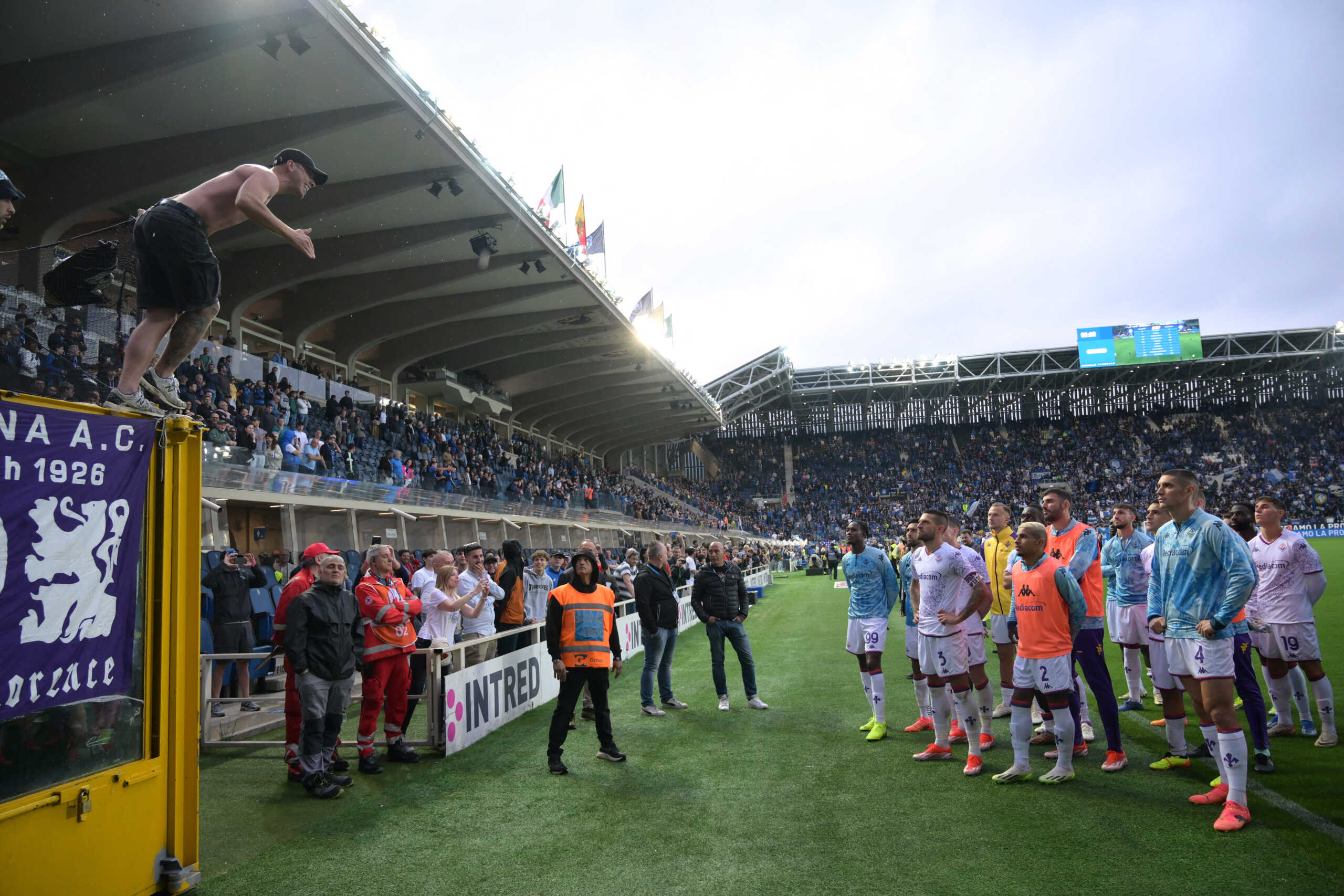 Soccer Football - Serie A - Atalanta v Fiorentina - Stadio Atleti Azzurri, Bergamo, Italy - June 2, 2024 Fiorentina players after the match REUTERS