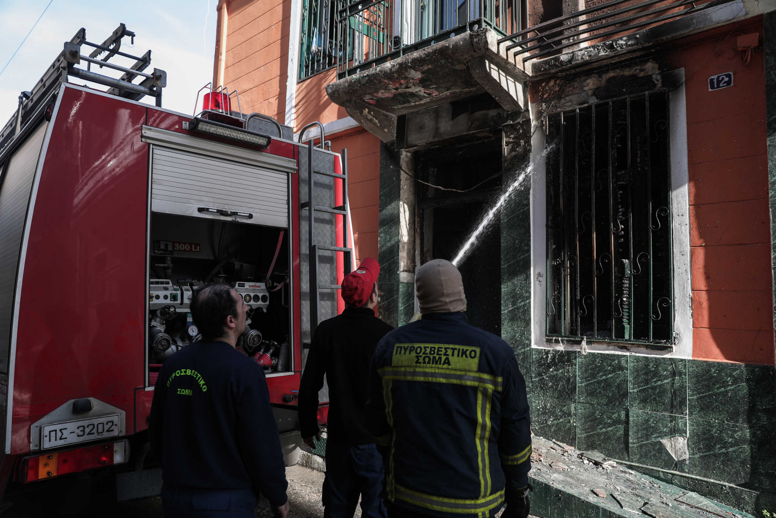 Πυρκαγιά σε διώροφη κατοικία στο Μεταξουργείο το πρωί της Κυριακής 26 Δεκεμβρίου 2021.  Για την κατάσβεσή της επιχείρησαν 15 πυροσβέστες με 5 οχήματα και ειδικό κλιμακοφόρο όχημα. 
(ΒΑΣΙΛΗΣ ΡΕΜΠΑΠΗΣ