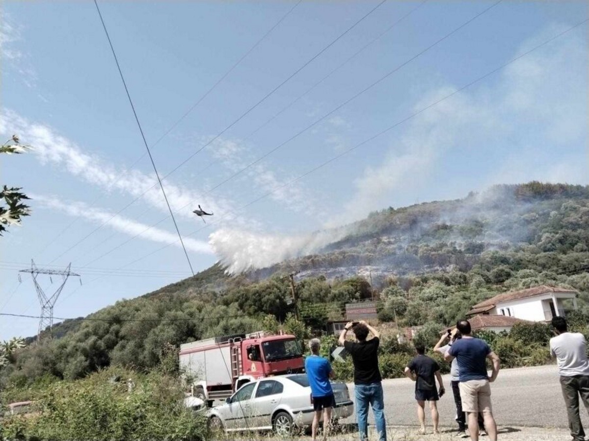Μεγάλη φωτιά στην Αμφιλοχία – Μάχη των πυροσβεστών από γη και αέρα