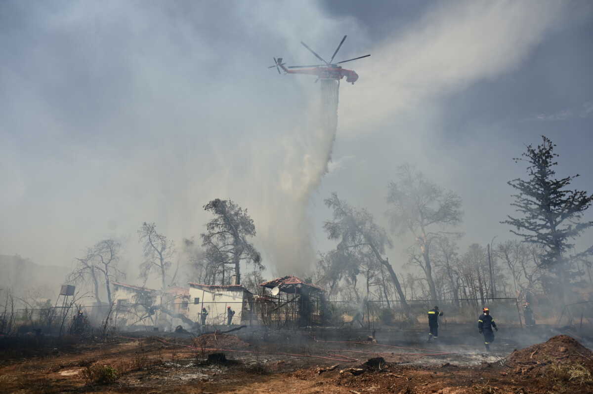 Πυρκαγιά στην Βαρυμπόπη, Τετάρτη 5 Ιουνίου 2024. Για την κατάσβεση της επιχείρησαν 30 πυροσβέστες, 10 οχήματα, 1 πεζοπόρο, 2 αεροσκάφη και 2 ελικόπτερα. 
(ΜΙΧΑΛΗΣ ΚΑΡΑΓΙΑΝΝΗΣ