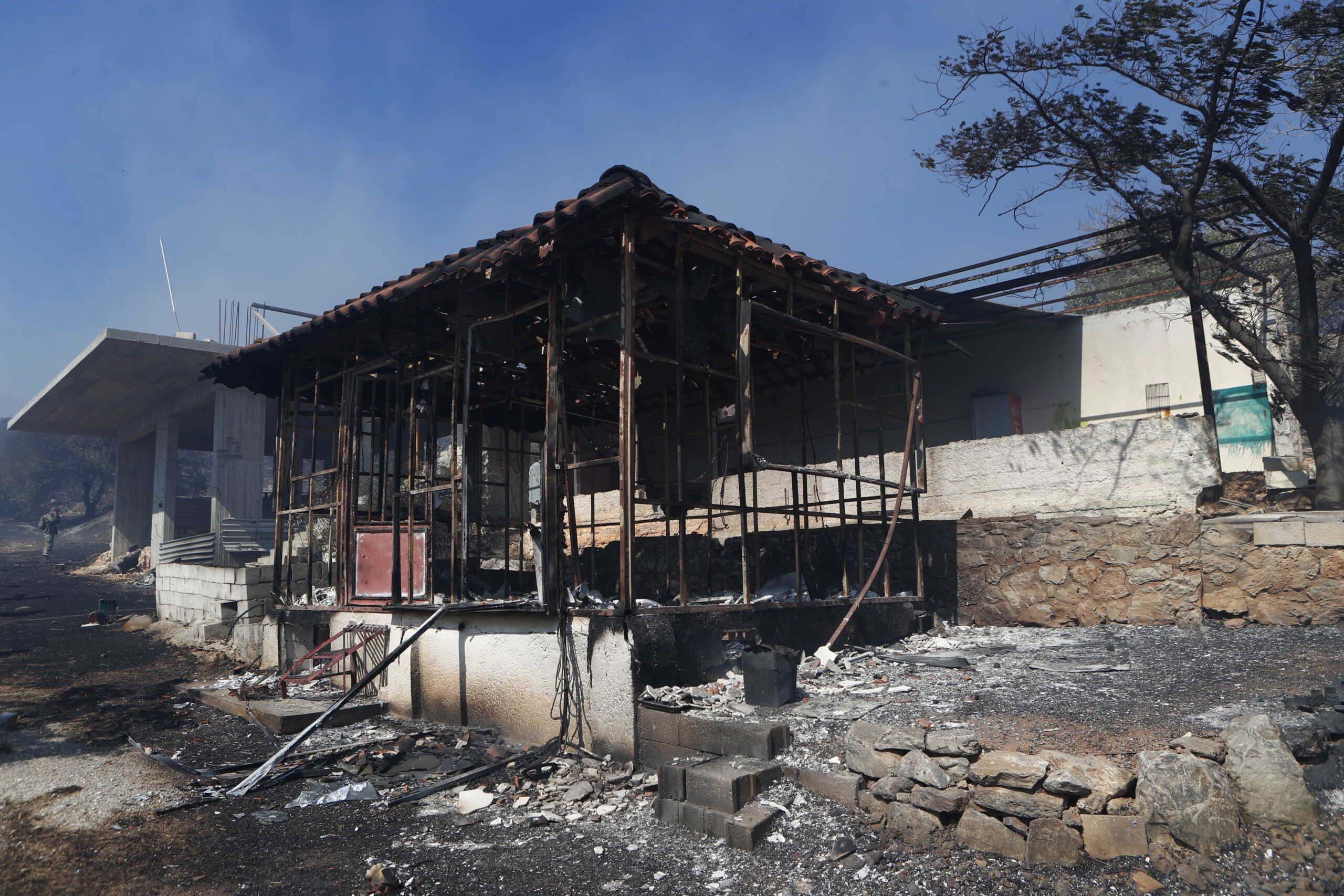 Πυρκαγιά στην λεωφόρο Βάρης - Κορωπίου, Τετάρτη 19 Ιουνίου 2024. 
(ΣΩΤΗΡΗΣ ΔΗΜΗΤΡΟΠΟΥΛΟΣ