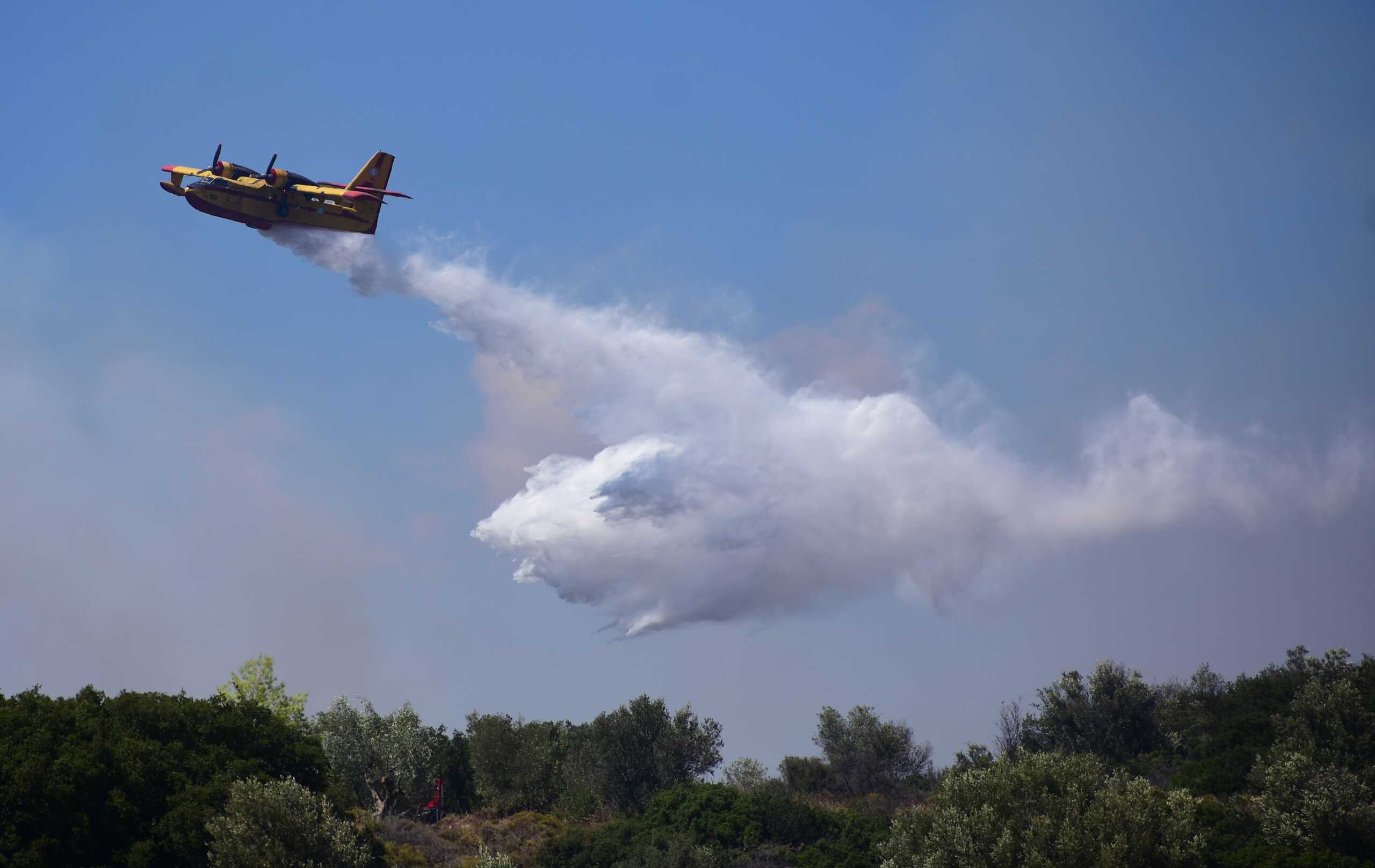 Φωτιά στην Πρέβεζα: Μεγάλη συνδρομή της Πυροσβεστικής με 7 οχήματα και 2 αεροσκάφη