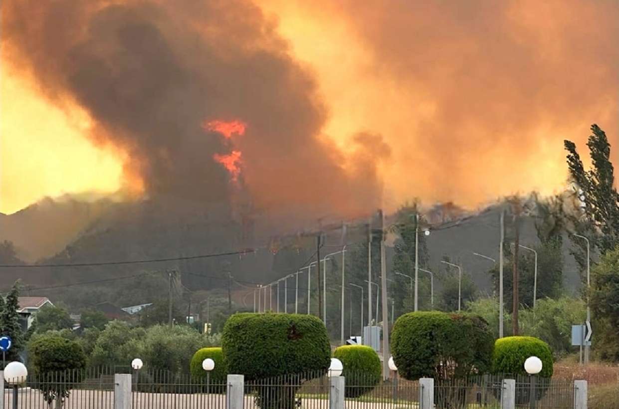 Η φωτιά στην Αχαΐα πέρασε στην Ηλεία και δημιουργεί διπλό πύρινο μέτωπο, συνεχή μηνύματα από το 112