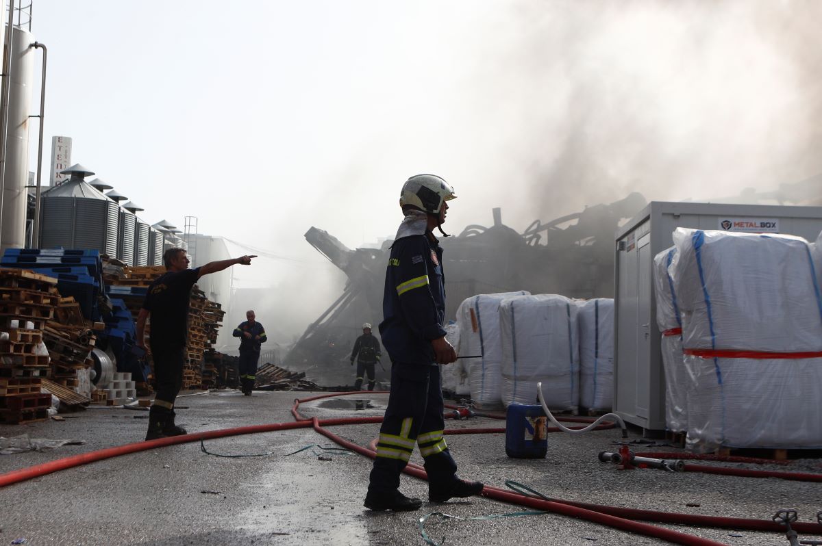 Φωτιά και έκρηξη σε εργοστάσιο στην Κηφισιά: Μαύροι καπνοί έχουν πνίξει την περιοχή